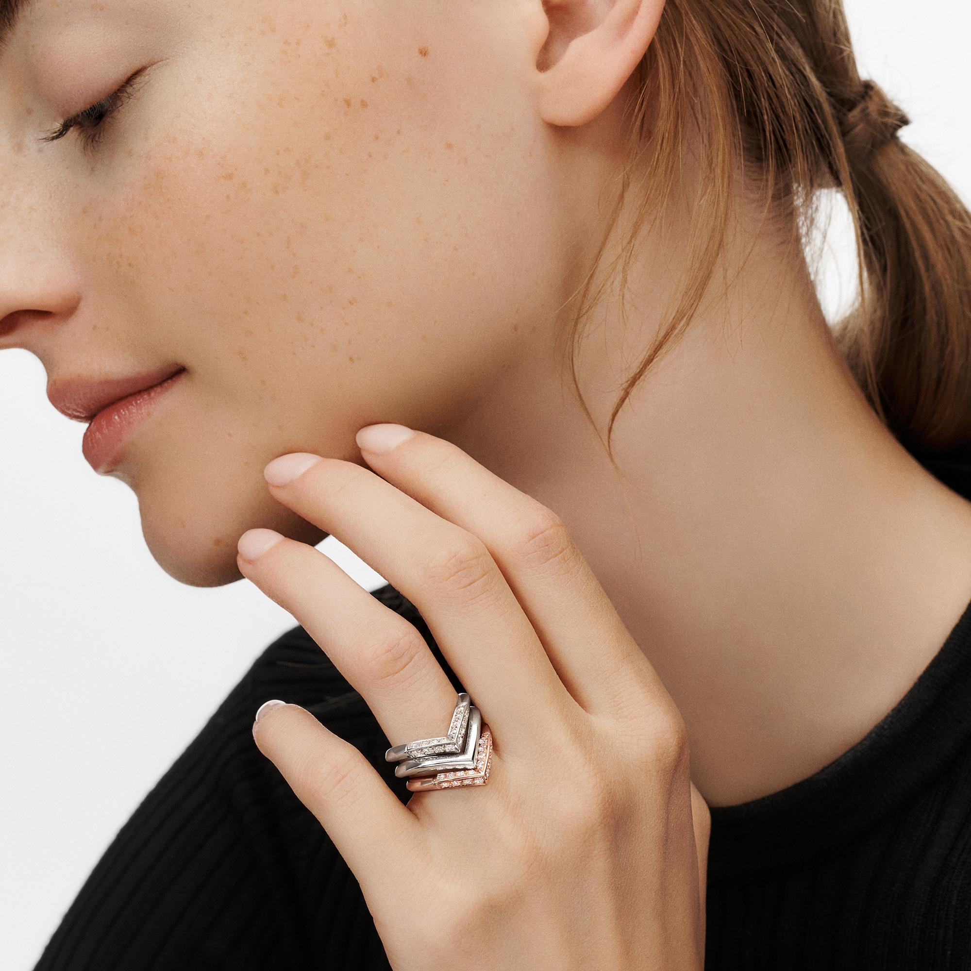 Anello con motivo a V e pavé LV Diamonds, oro rosa  Gioielli Categorie Wedding Bands | LOUIS VUITTON (Zoom prodotto)