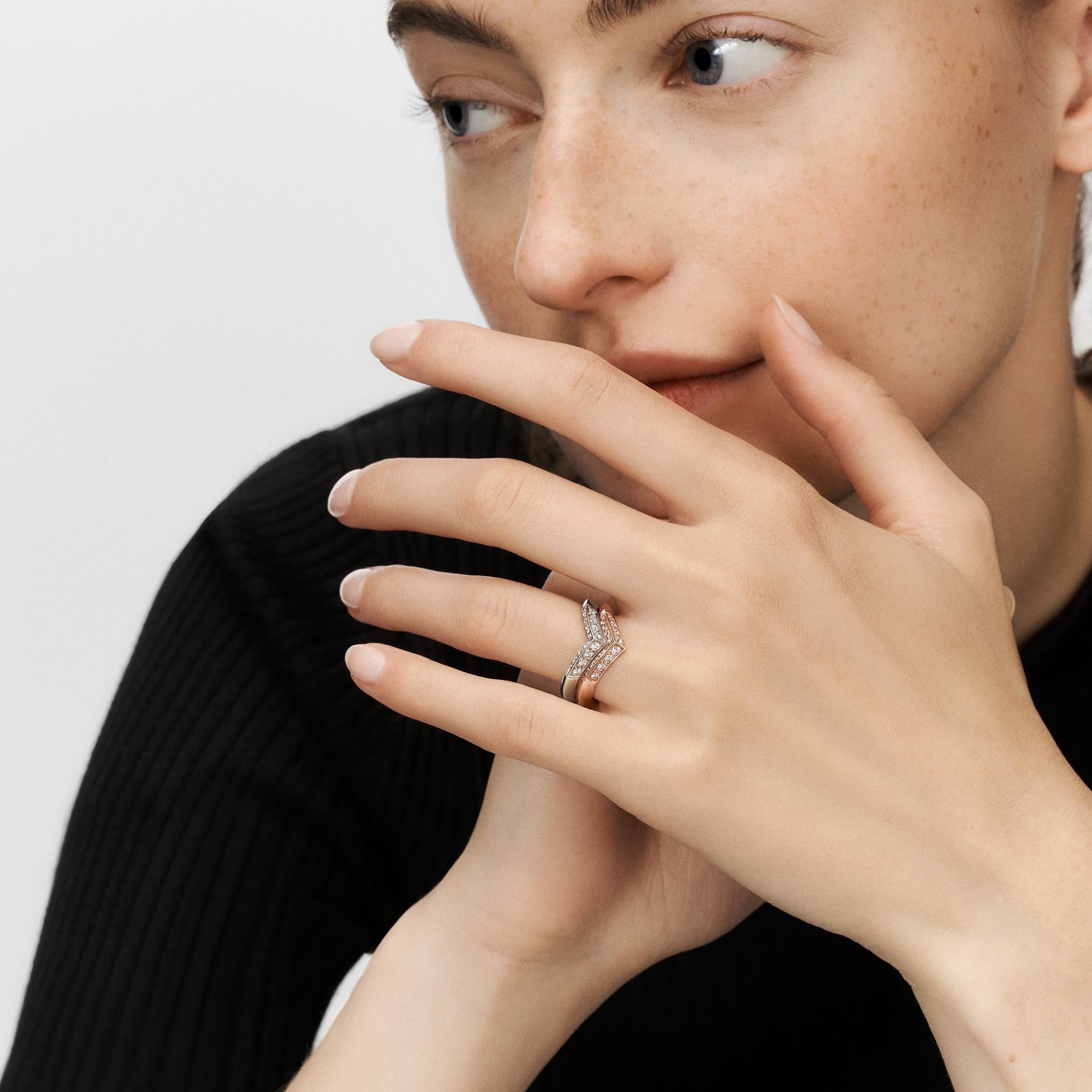 Anello con motivo a V e pavé LV Diamonds, oro rosa  Gioielli Categorie Wedding Bands | LOUIS VUITTON (Zoom prodotto)