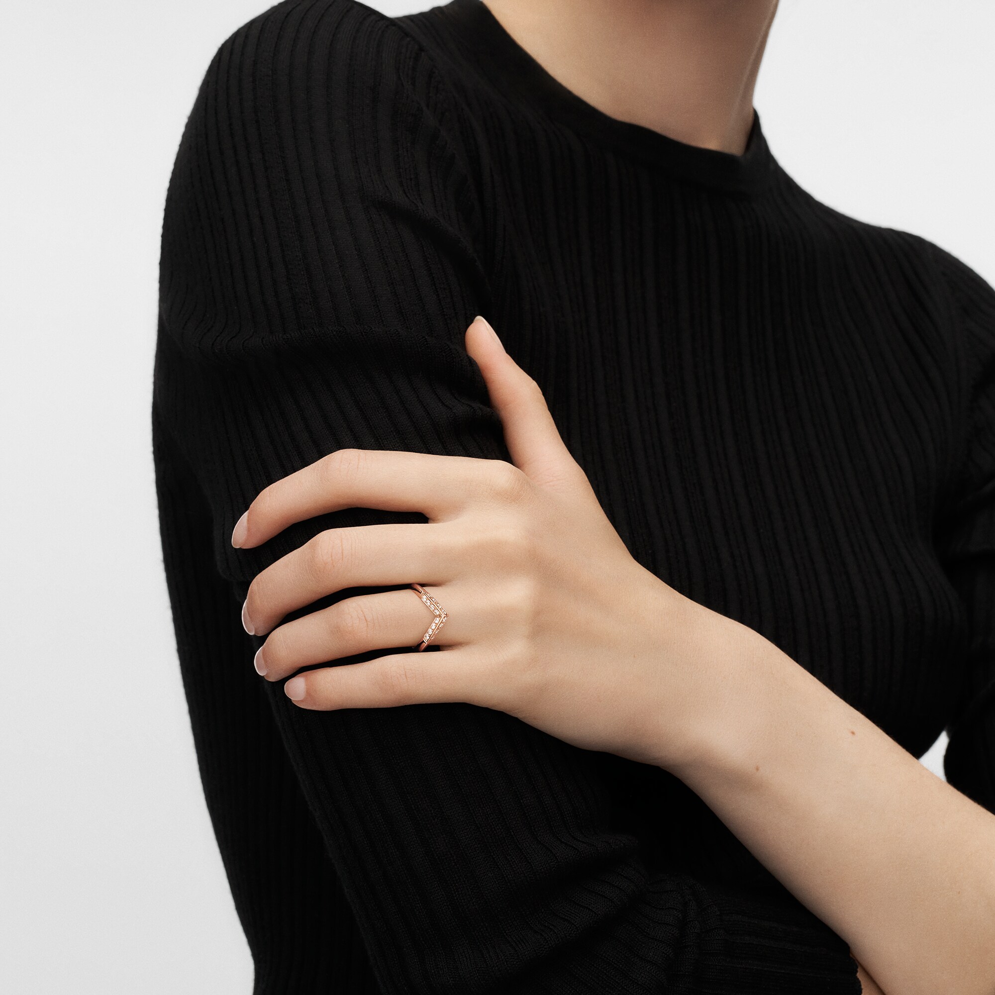 Anello con motivo a V e pavé LV Diamonds, oro rosa  Gioielli Categorie Wedding Bands | LOUIS VUITTON (Zoom prodotto)