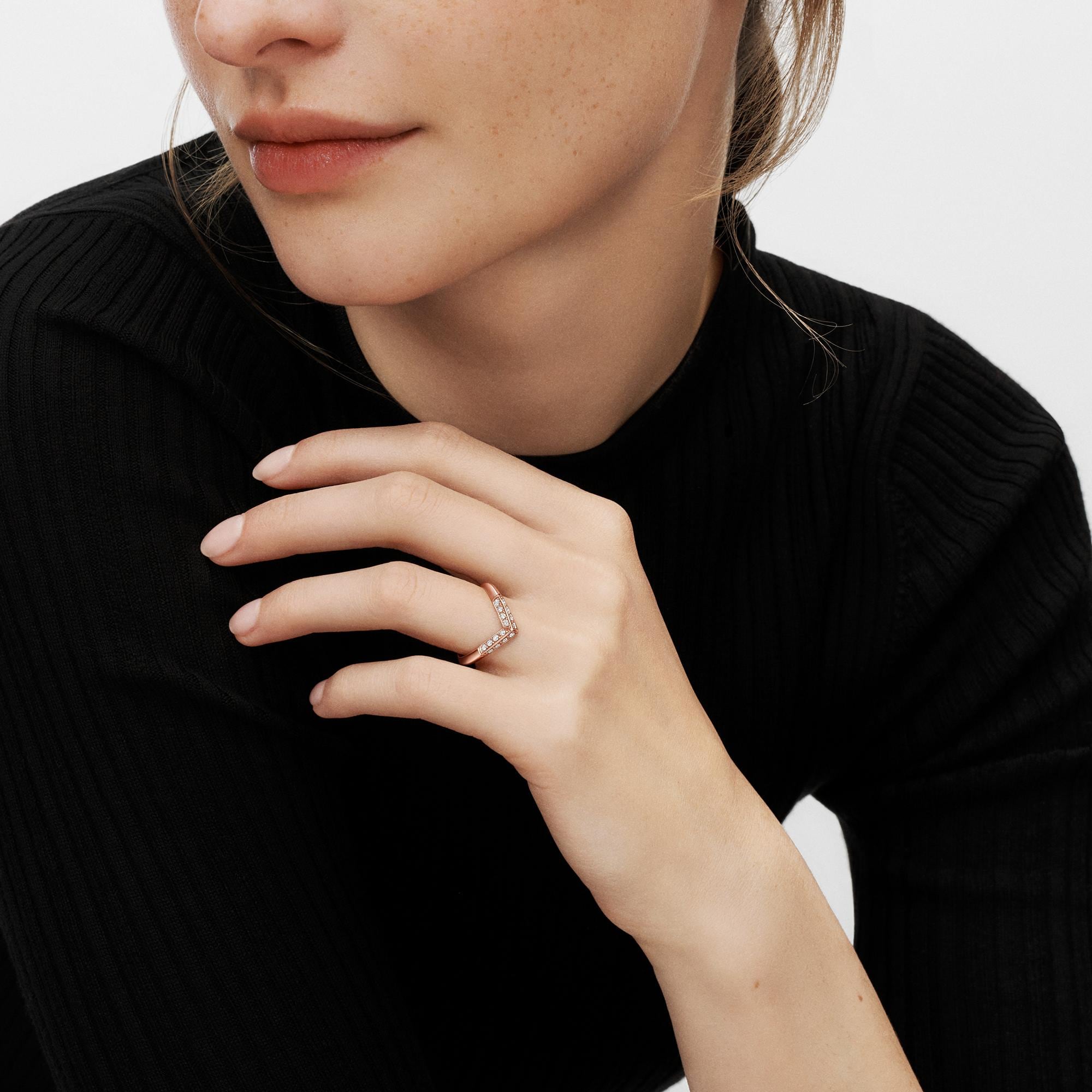 Anello con motivo a V e pavé LV Diamonds, oro rosa  Gioielli Categorie Wedding Bands | LOUIS VUITTON (Zoom prodotto)