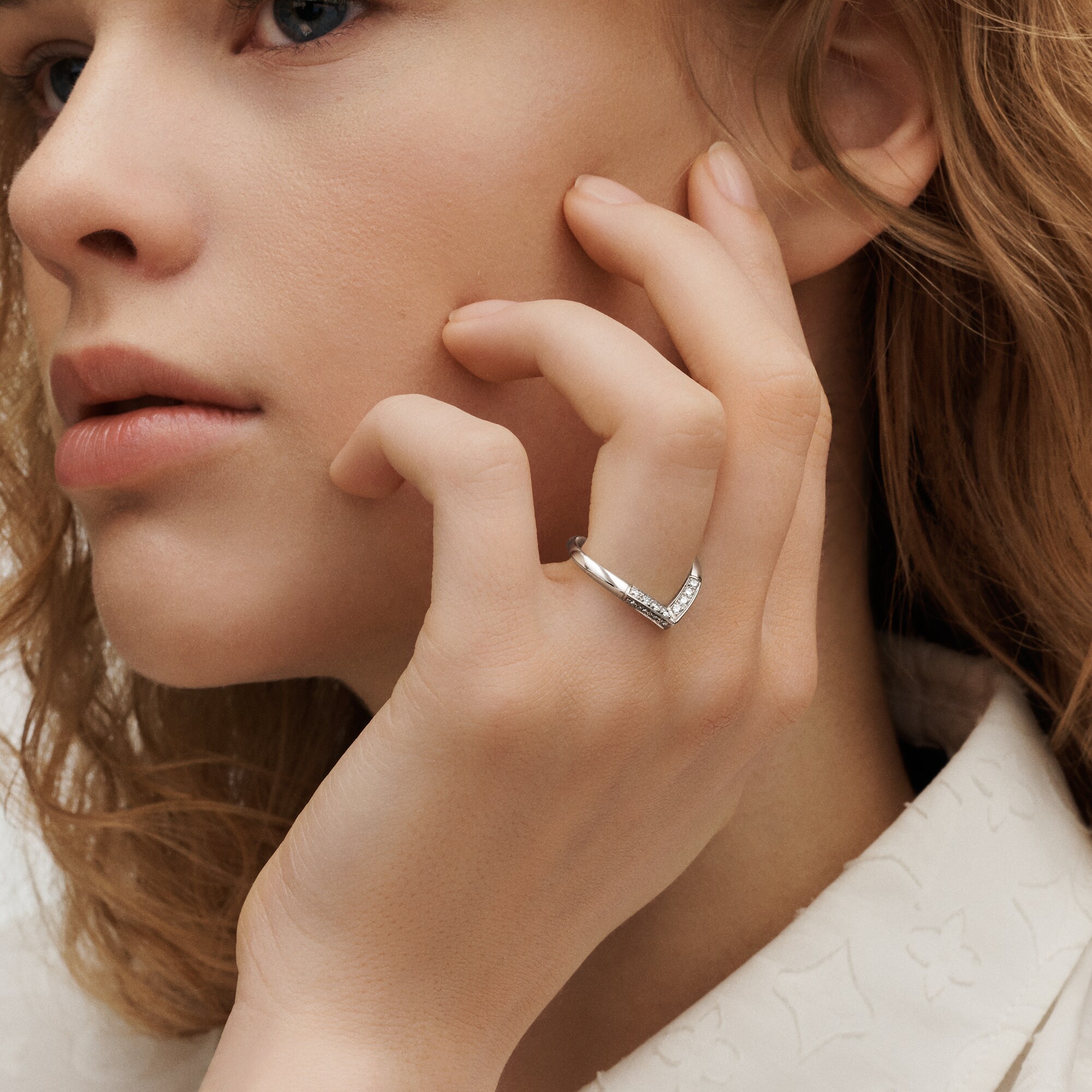 Anello con motivo a V e pavé LV Diamonds, platino  Gioielli Categorie Wedding Bands | LOUIS VUITTON (Zoom prodotto)
