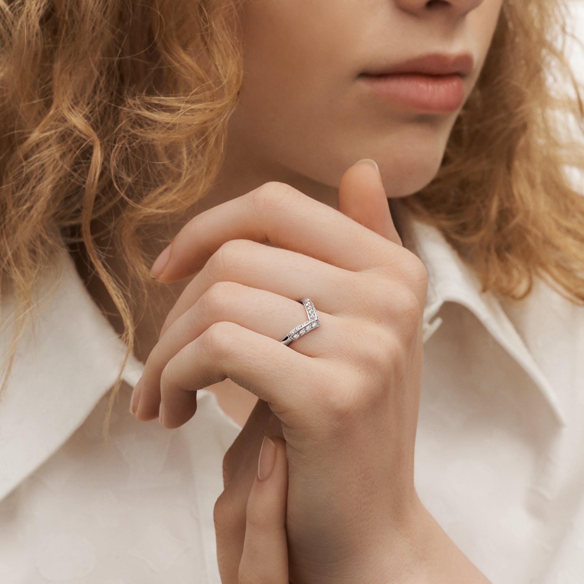 Anello con motivo a V e pavé LV Diamonds, platino  Gioielli Categorie Wedding Bands | LOUIS VUITTON (Zoom prodotto)