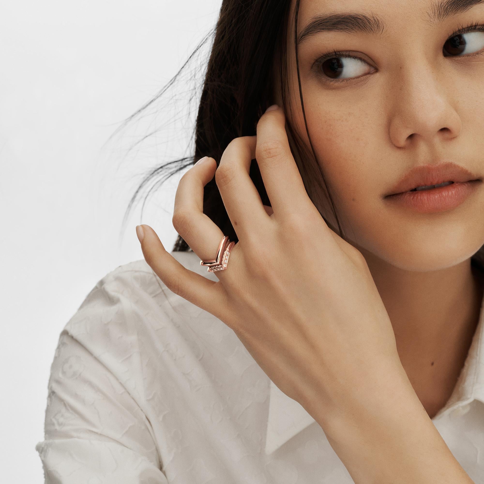 Anello con motivo a V LV Diamonds, oro rosa  Gioielli Categorie Wedding Bands | LOUIS VUITTON (Zoom prodotto)