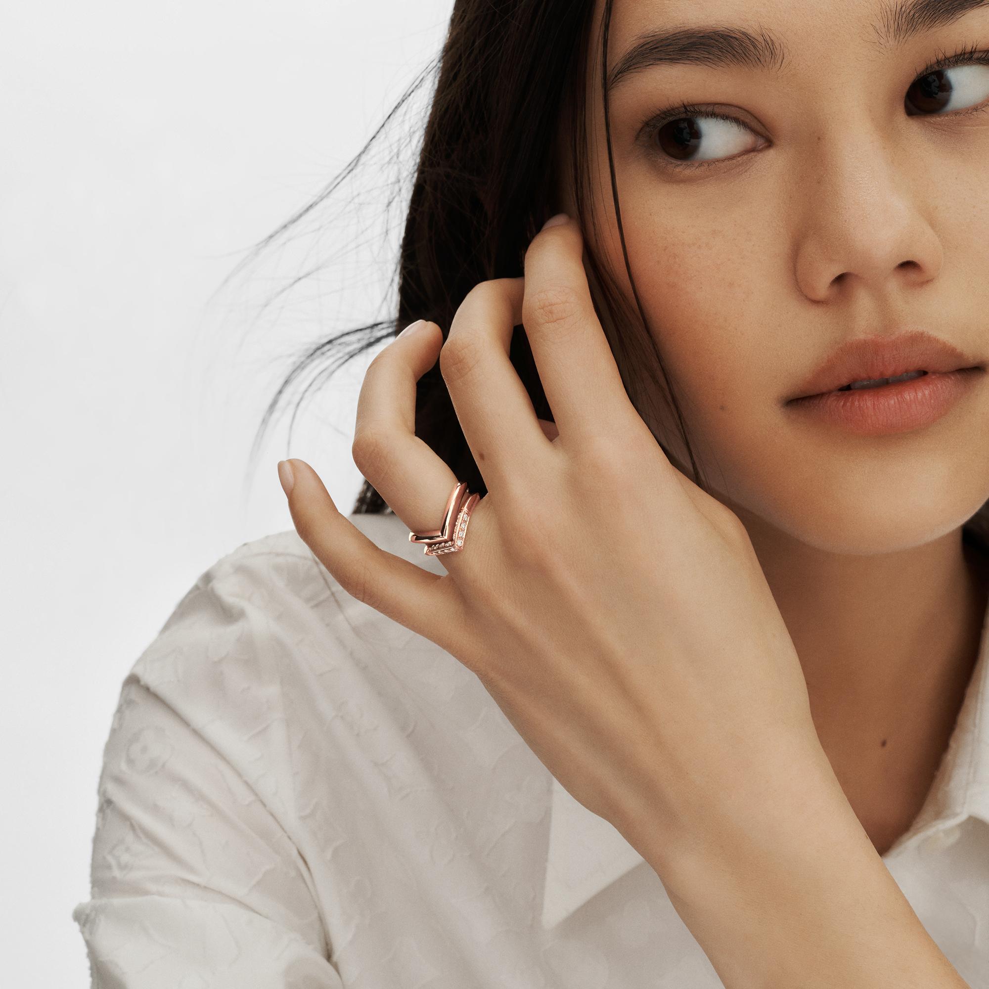 Anello con motivo a V LV Diamonds, oro rosa  Gioielli Categorie Wedding Bands | LOUIS VUITTON (Zoom prodotto)