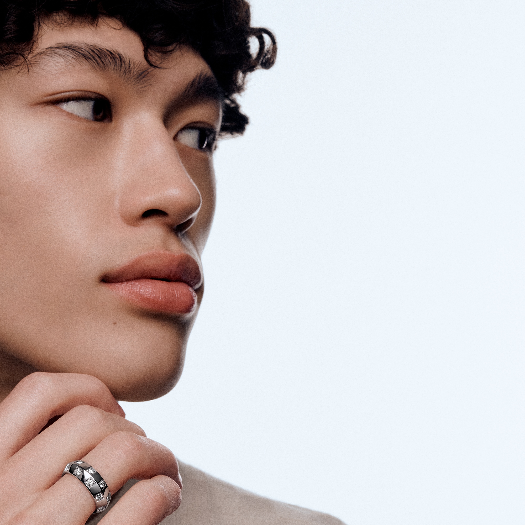 Anello grande Le Damier de Louis Vuitton, oro bianco e diamanti  Gioielli Categorie Anelli | LOUIS VUITTON (Zoom prodotto)