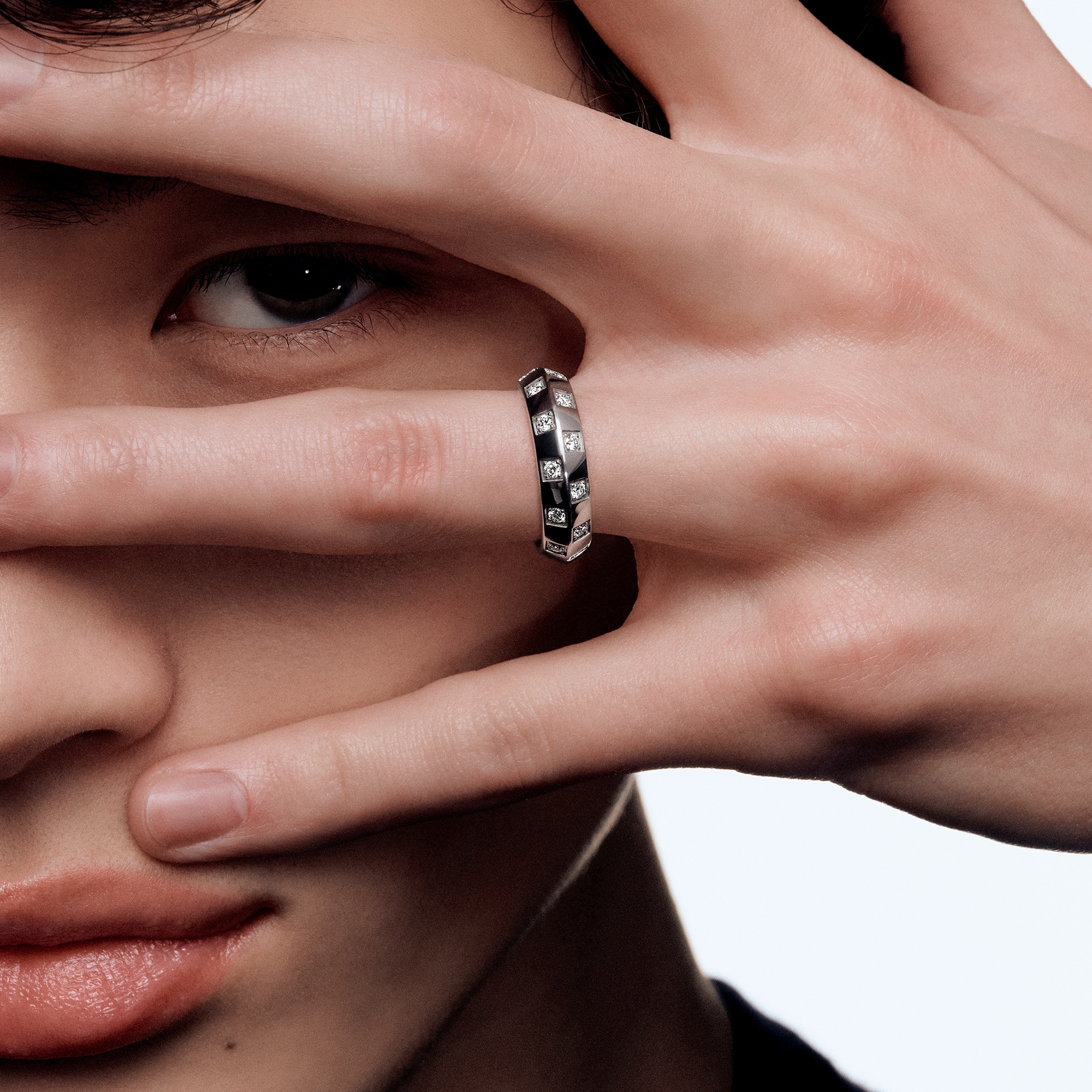 Anello medio Le Damier de Louis Vuitton, oro bianco e diamanti  Gioielli Categorie Anelli | LOUIS VUITTON (Zoom prodotto)