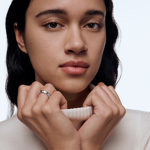 Anello medio Le Damier de Louis Vuitton, oro bianco e diamanti Gioielli Categorie Anelli | LOUIS VUITTON (Zoom prodotto)