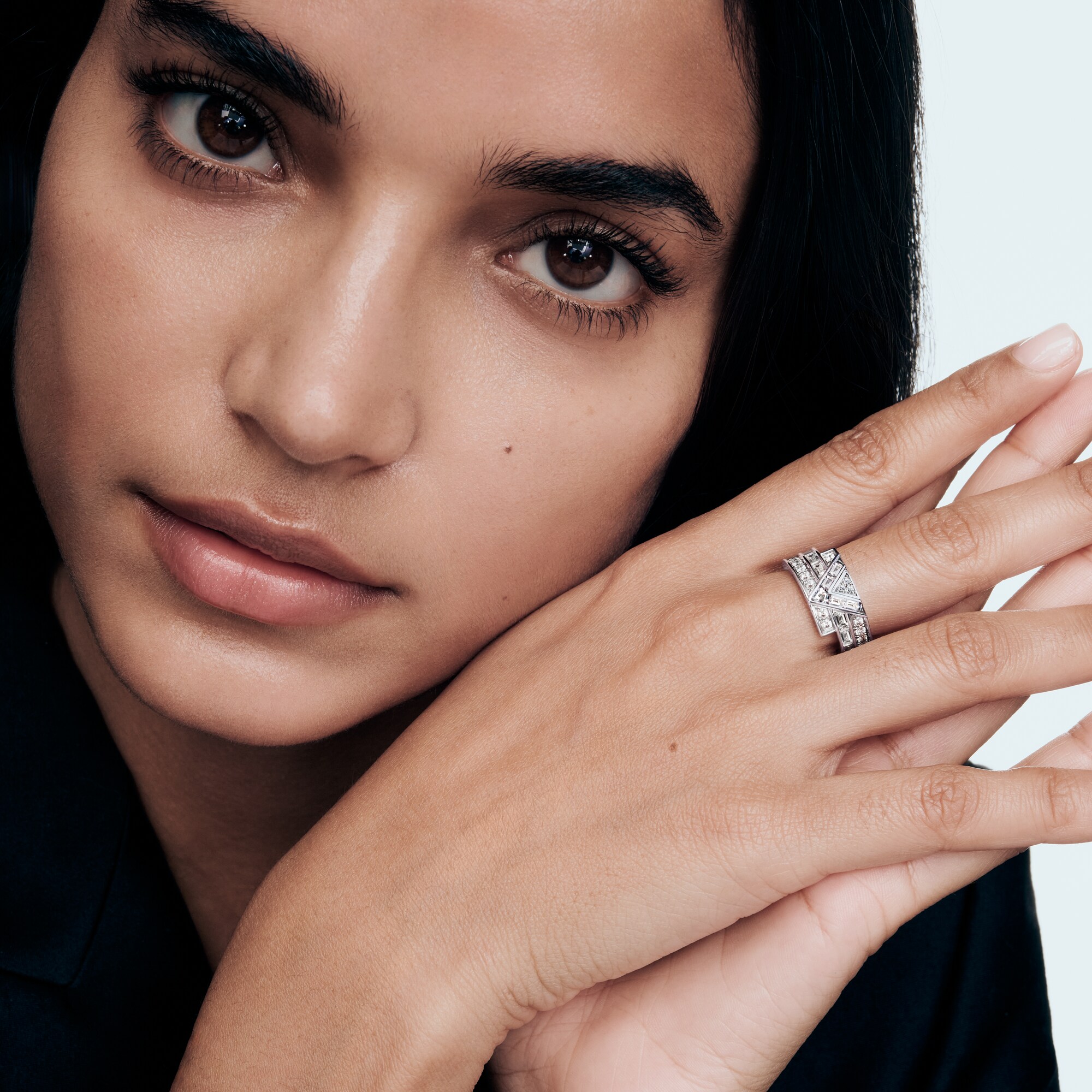 Anello Pure V, oro bianco e diamanti  Les Extraordinaires Gioielli Alta Gioielleria | LOUIS VUITTON (Zoom prodotto)