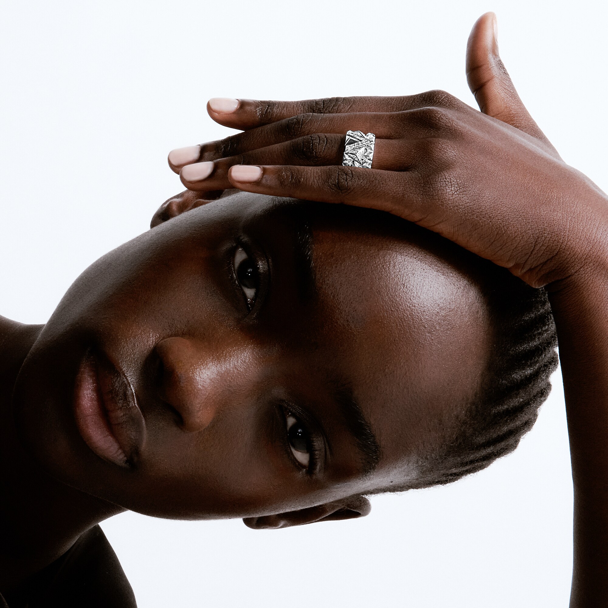 Anello Pure V, oro bianco e diamanti  Gioielli Categorie Anelli | LOUIS VUITTON (Zoom prodotto)