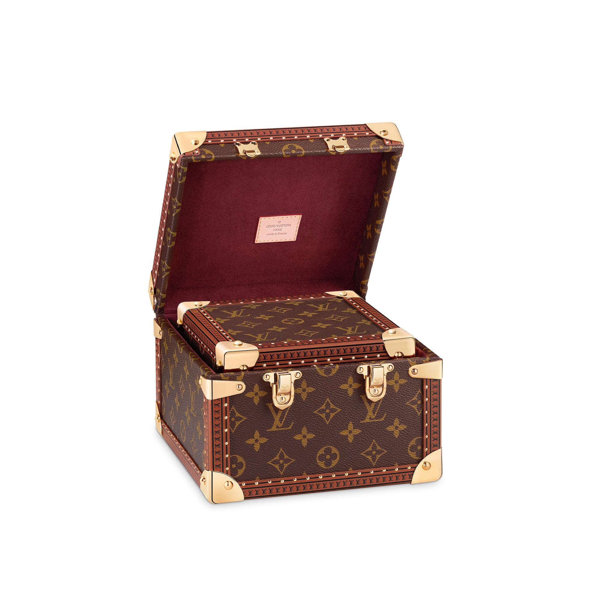 Baule Pyramide Tela Monogram Bauli, Viaggio e Casa In Evidenza Campagna Art of Living | LOUIS VUITTON (Zoom prodotto)