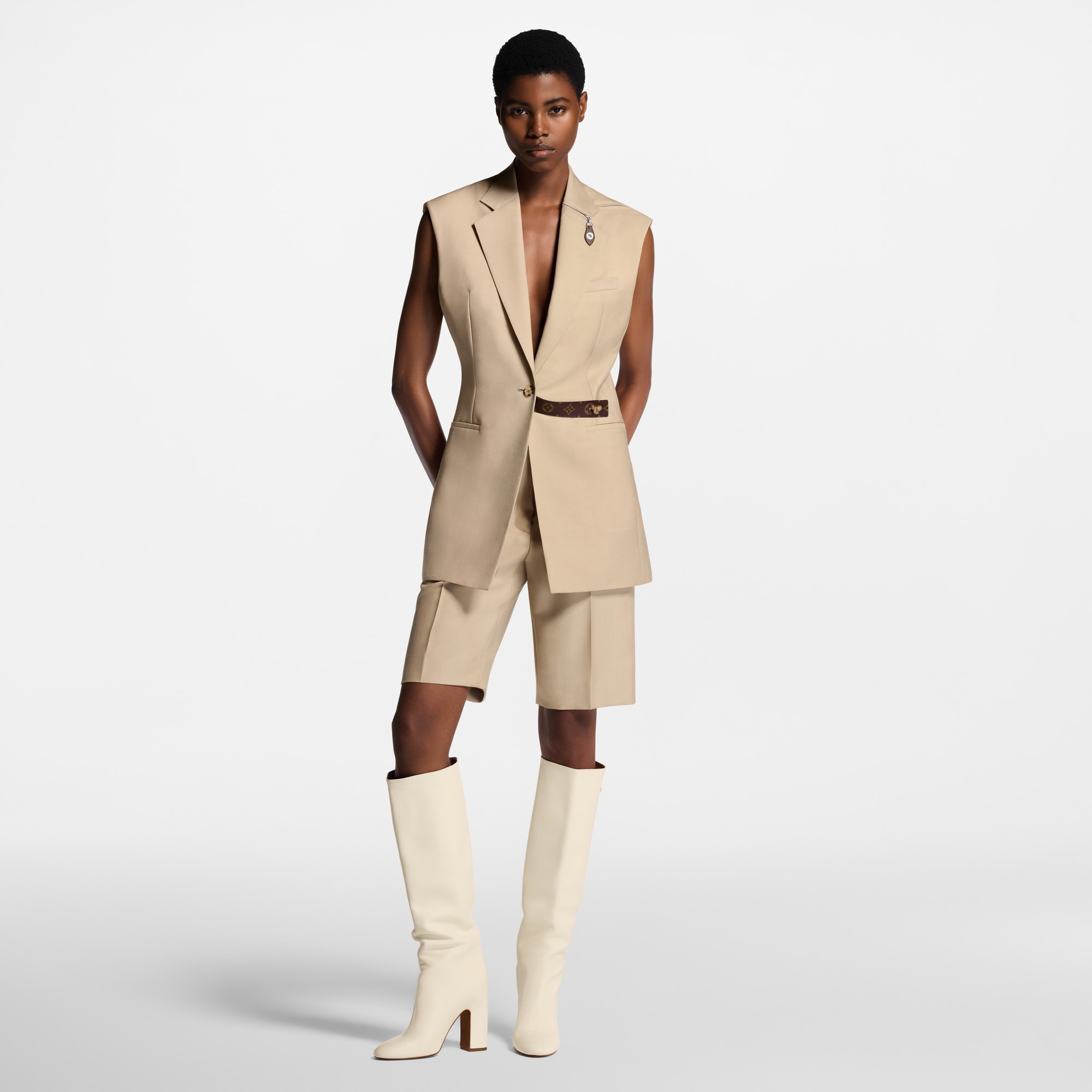 Blazer smanicato con dettagli in tela Monogram  Donna Abbigliamento Cappotti e Giacche | LOUIS VUITTON (Zoom prodotto)