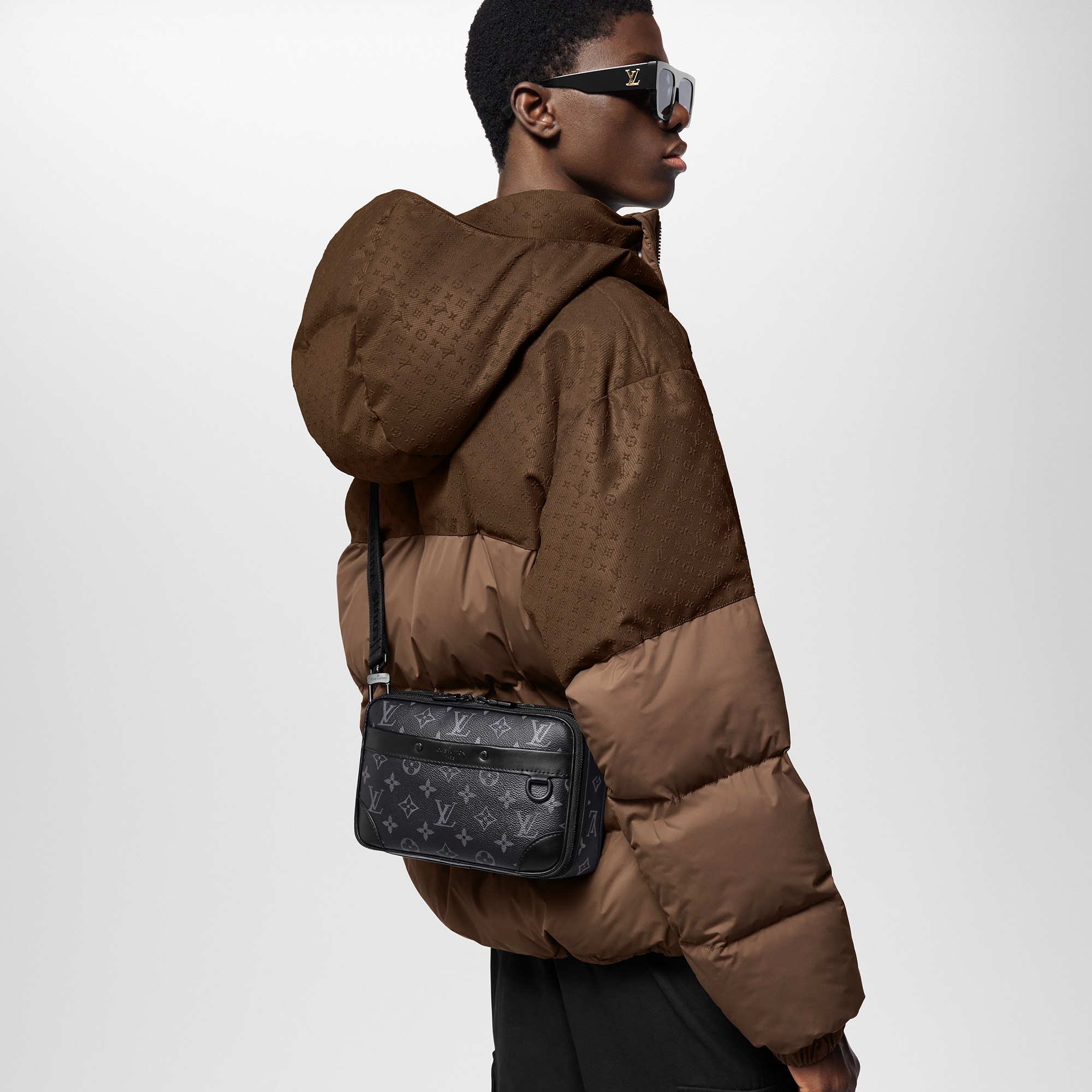 Borsa messenger Alpha Monogram Eclipse Uomo Borse da Uomo Tutte le collezioni | LOUIS VUITTON (Zoom prodotto)