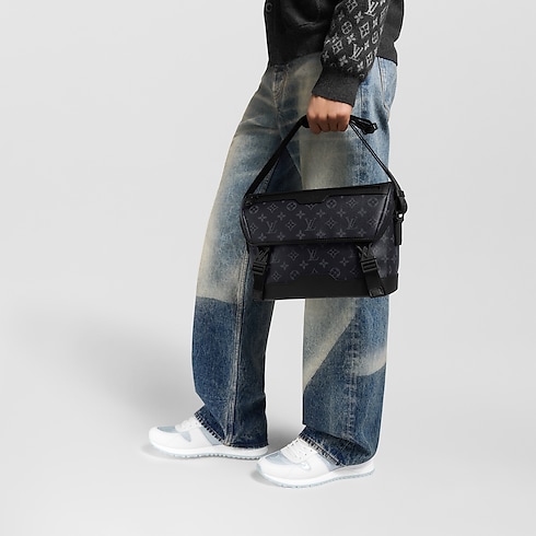 Borsa messenger Voyager PM Monogram Eclipse Borse e Piccola Pelletteria Borse da Uomo Novità | LOUIS VUITTON (Zoom prodotto)