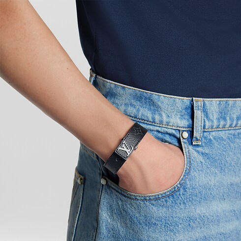 Bracciale LV Slim Tela Monogram Eclipse Novità Ramadan Ramadan Selection for Him | LOUIS VUITTON (Zoom prodotto)
