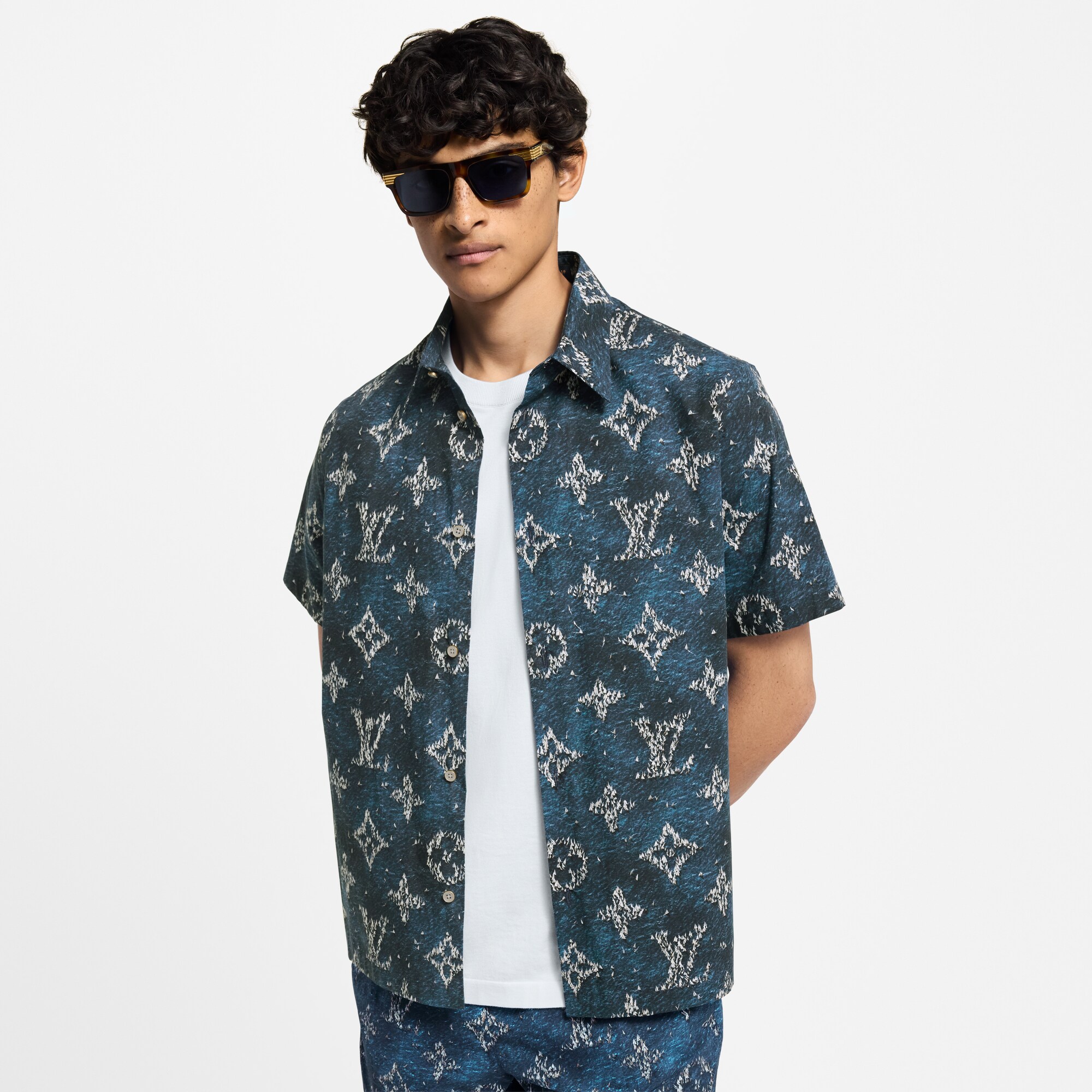 Camicia a maniche corte con motivo Monogram stampato  Uomo Abbigliamento Camicie | LOUIS VUITTON (Zoom prodotto)