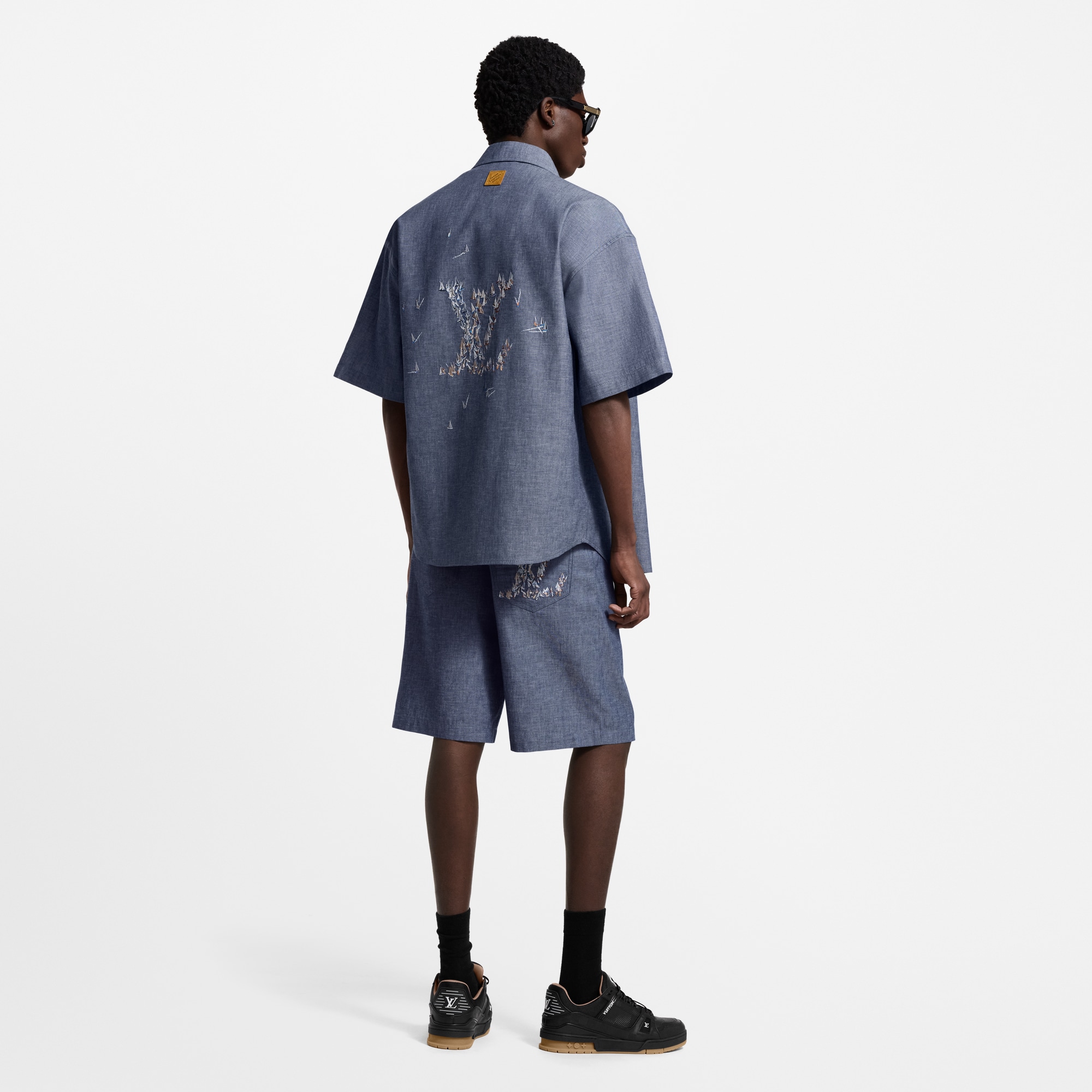 Camicia a maniche corte in chambray ricamato  Uomo Abbigliamento Camicie | LOUIS VUITTON (Zoom prodotto)