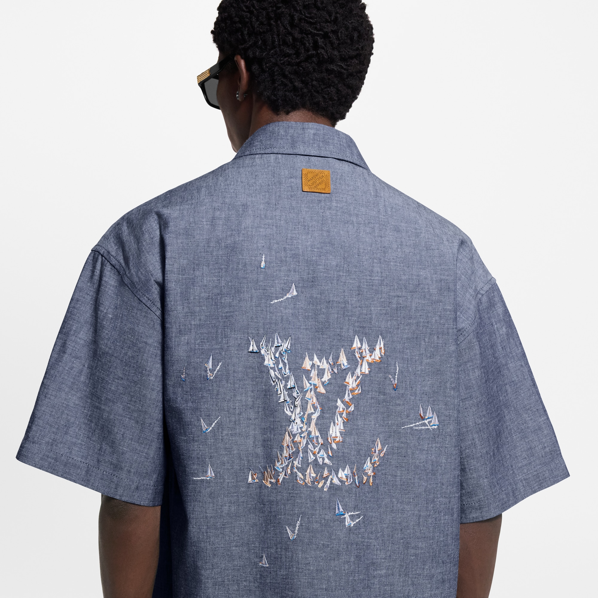Camicia a maniche corte in chambray ricamato  Uomo Abbigliamento Camicie | LOUIS VUITTON (Zoom prodotto)