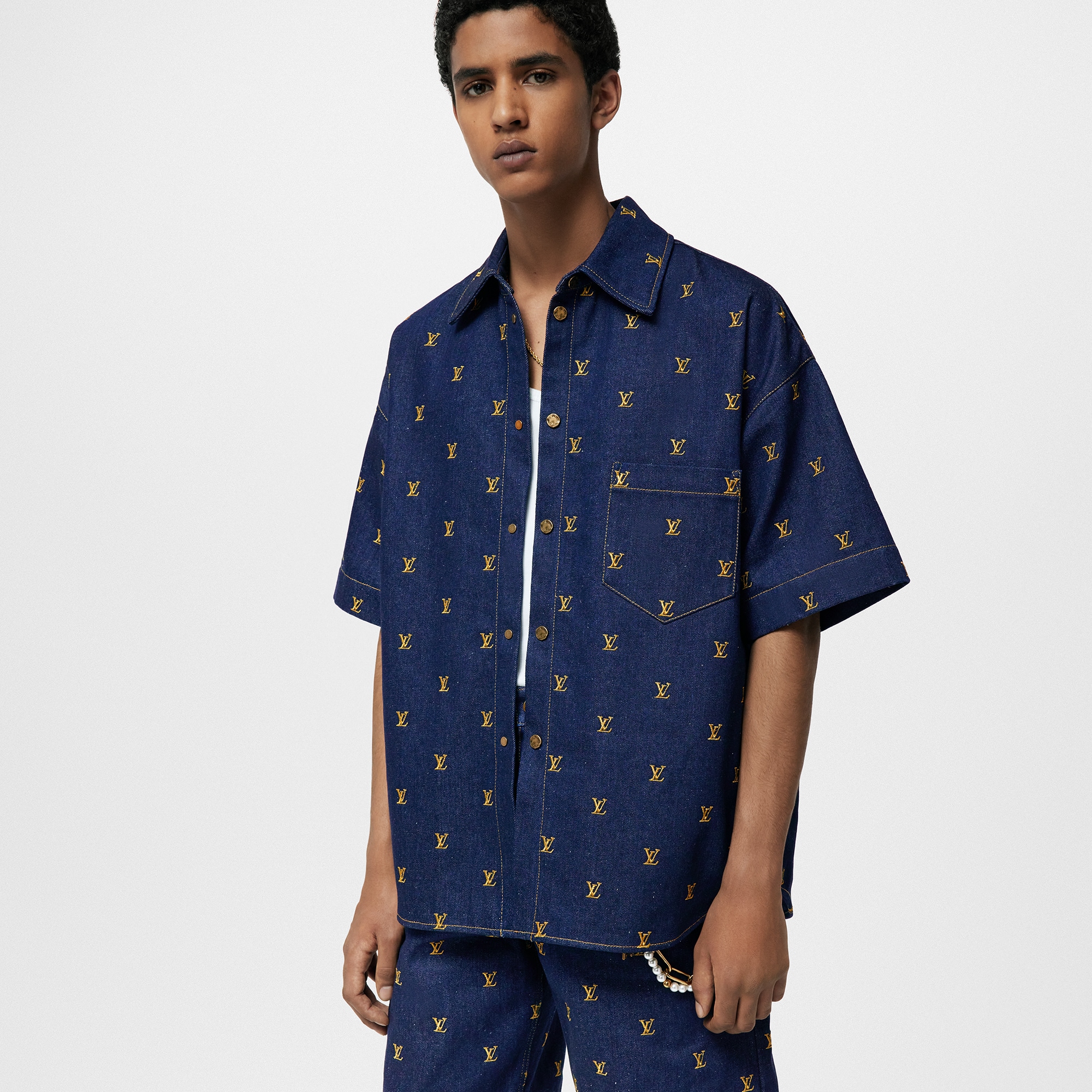 Camicia a maniche corte in denim con firme ricamate  Uomo Abbigliamento Camicie | LOUIS VUITTON (Zoom prodotto)