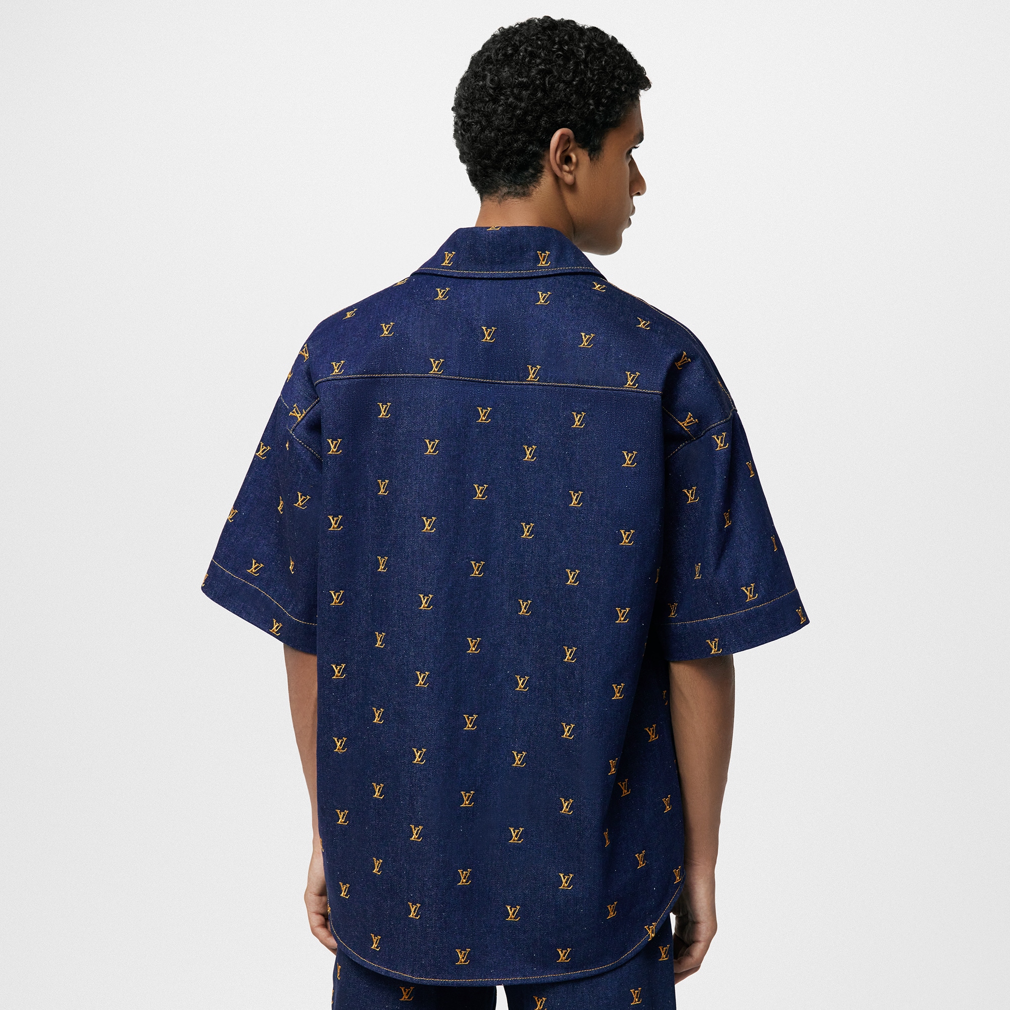 Camicia a maniche corte in denim con firme ricamate  Uomo Abbigliamento Camicie | LOUIS VUITTON (Zoom prodotto)