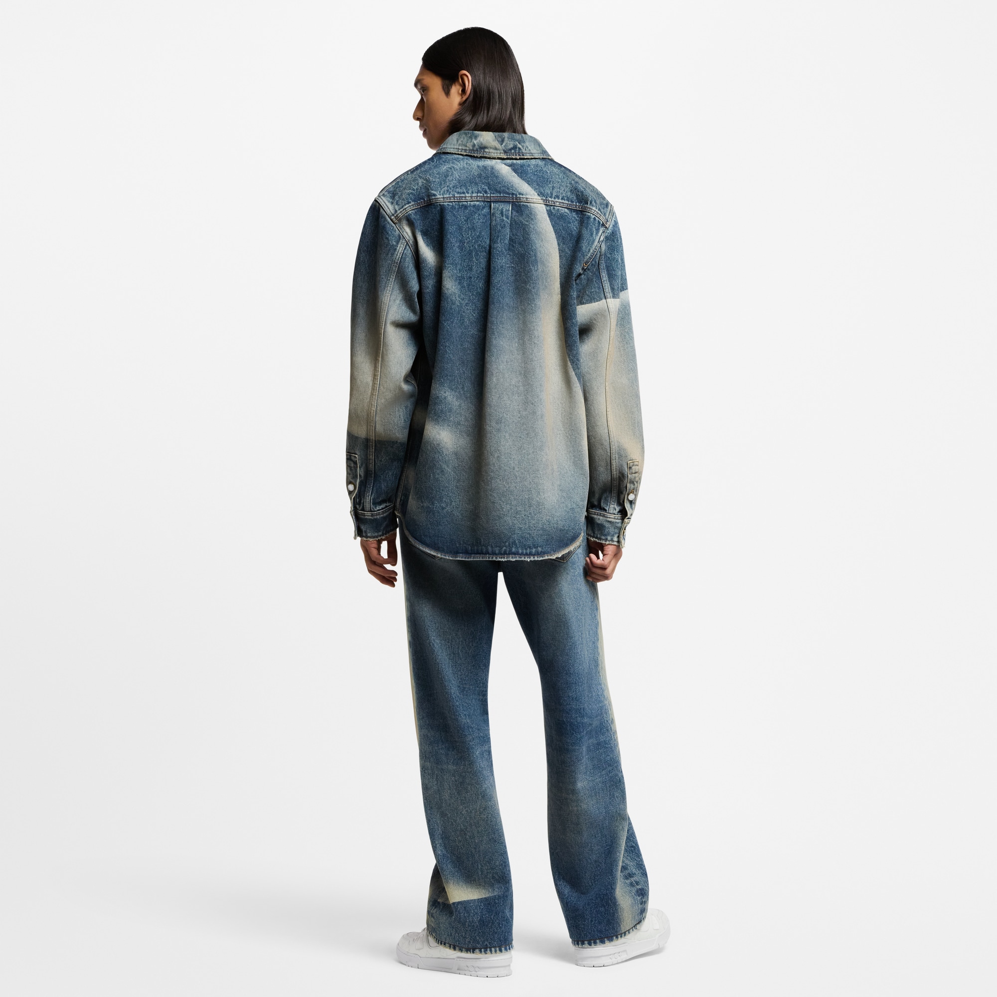 Camicia a maniche lunghe in denim effetto sbiadito  Uomo Abbigliamento Camicie | LOUIS VUITTON (Zoom prodotto)