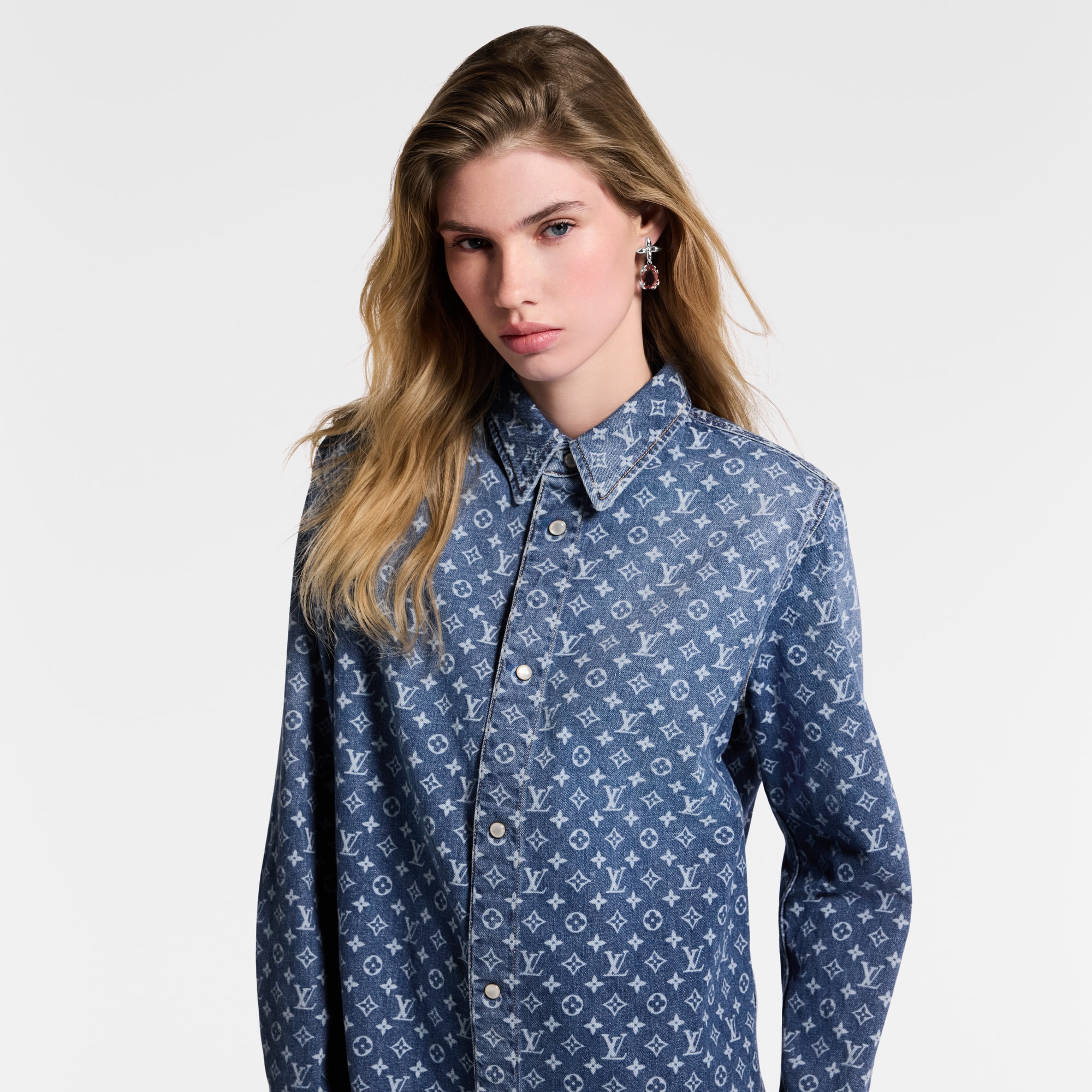 Camicia in denim con motivo Monogram  Donna Abbigliamento Camicie e T-Shirt | LOUIS VUITTON (Zoom prodotto)