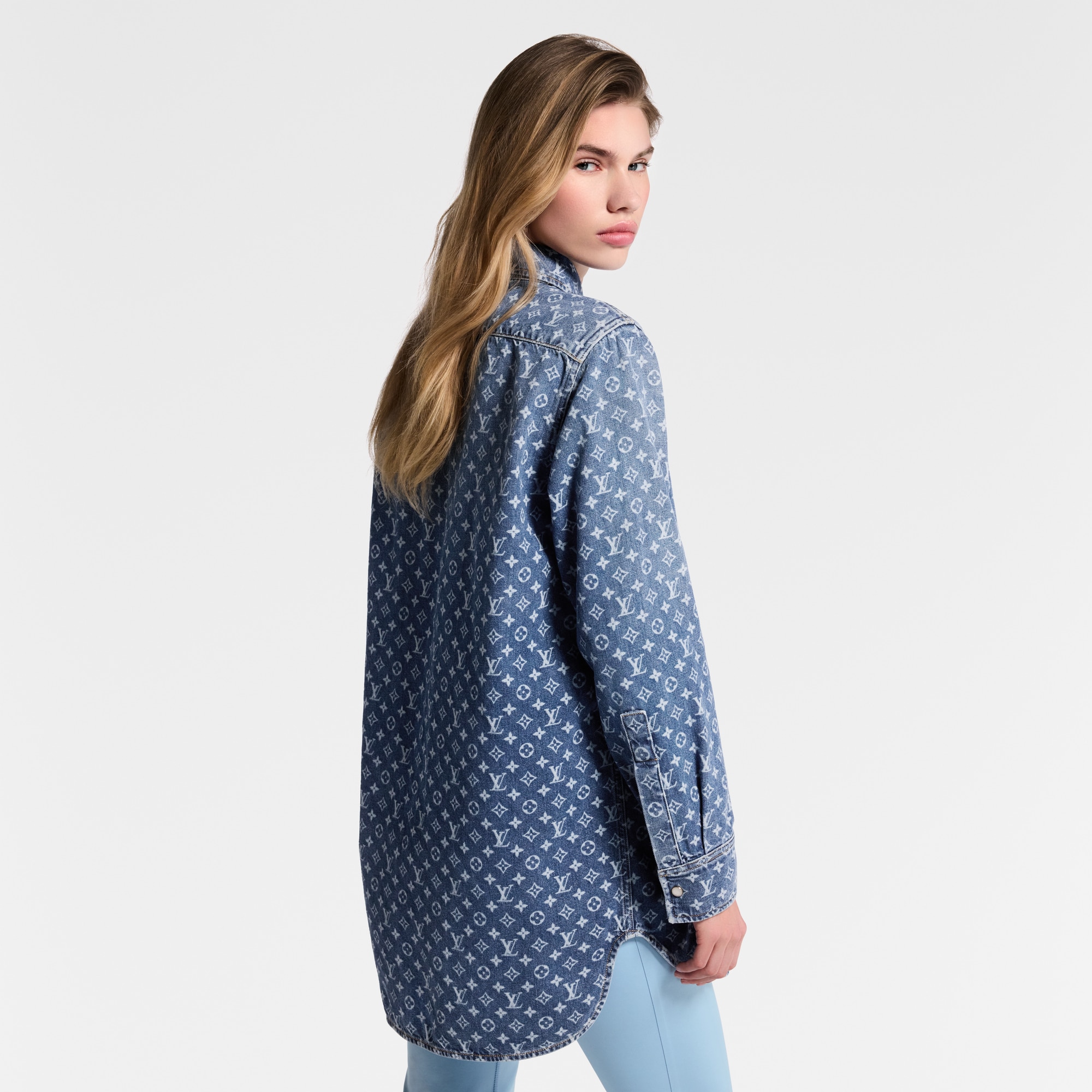 Camicia in denim con motivo Monogram  Donna Abbigliamento Camicie e T-Shirt | LOUIS VUITTON (Zoom prodotto)