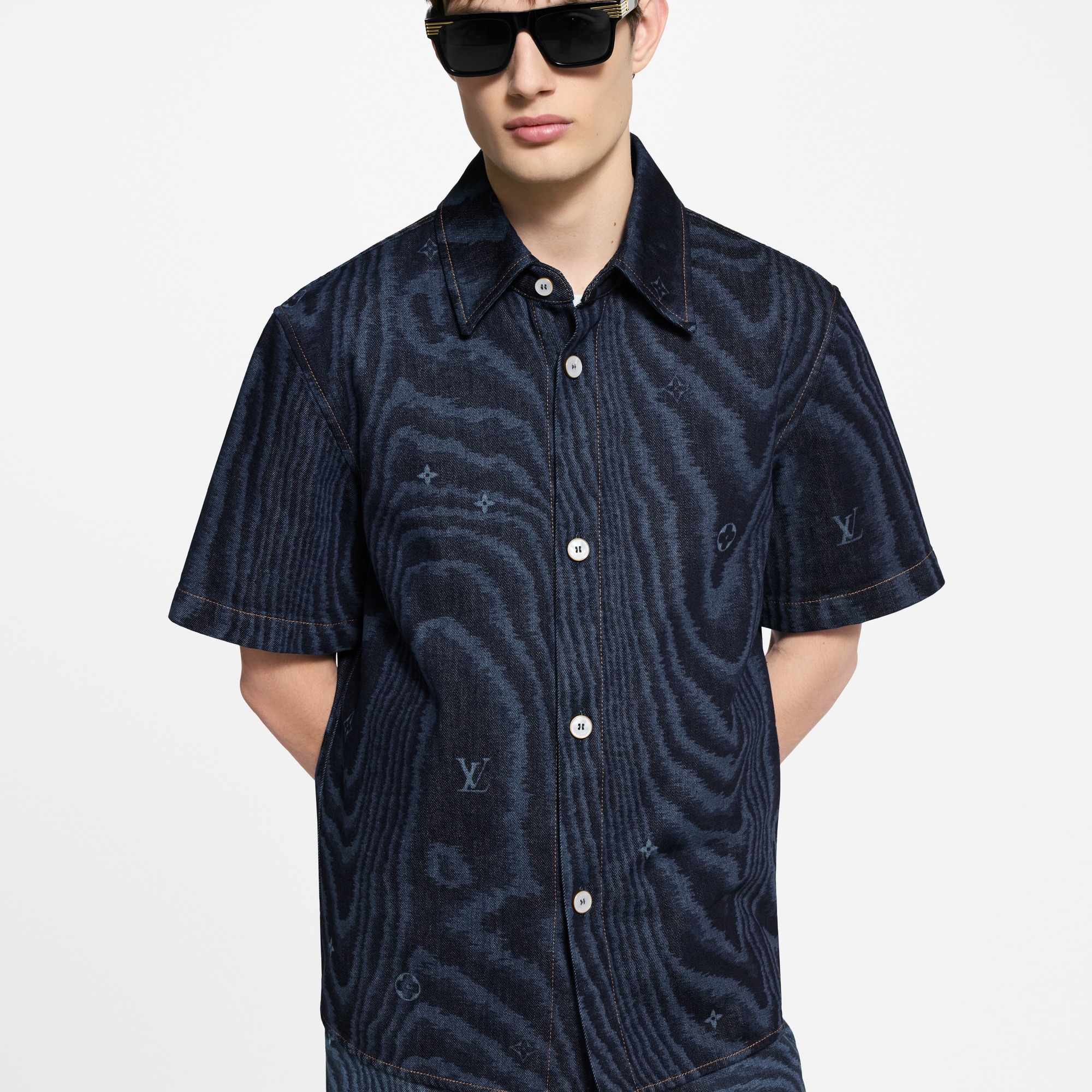 Camicia in jeans a maniche corte  Uomo Abbigliamento Camicie | LOUIS VUITTON (Zoom prodotto)
