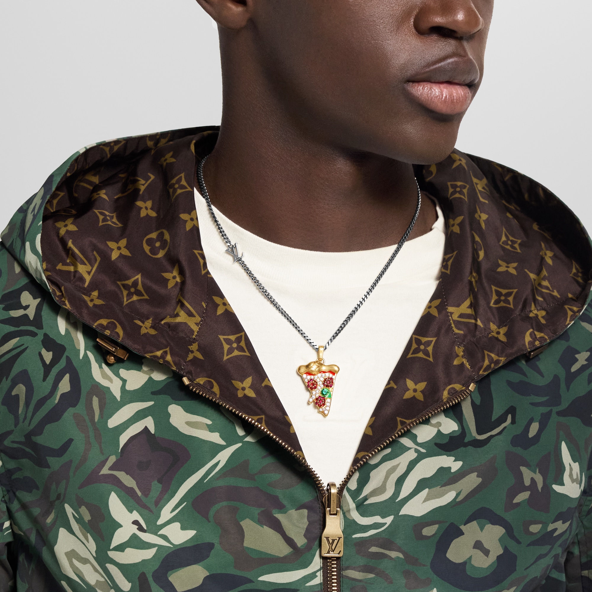 Charm LV Pizza Medium S00 Uomo Fashion Bijoux Collane e pendenti | LOUIS VUITTON (Zoom prodotto)