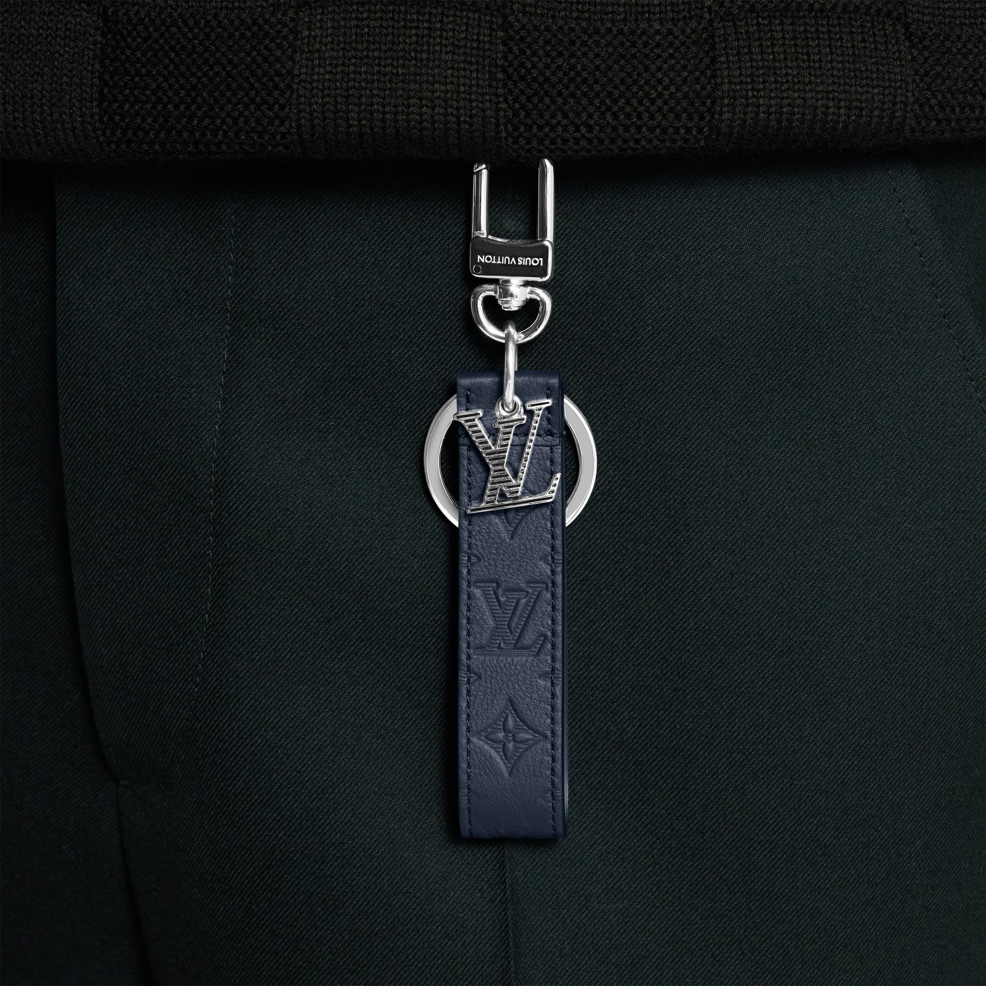 Charm per borse e portachiavi LV Shadow Dragonne S00 Uomo Accessori Portachiavi e Charms per Borse | LOUIS VUITTON (Zoom prodotto)