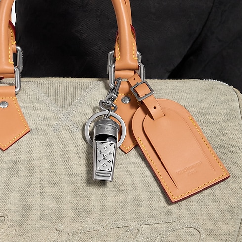 Charm per borse e portachiavi LV Whistle worn view