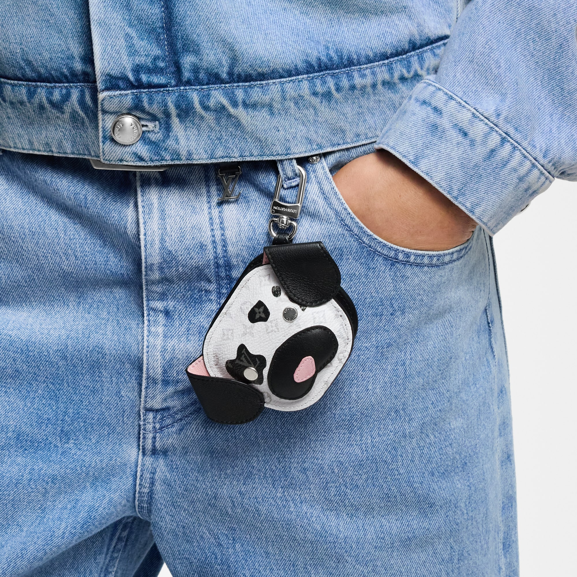 Charm per borse LV Dog S00 Uomo Accessori Portachiavi e Charms per Borse | LOUIS VUITTON (Zoom prodotto)