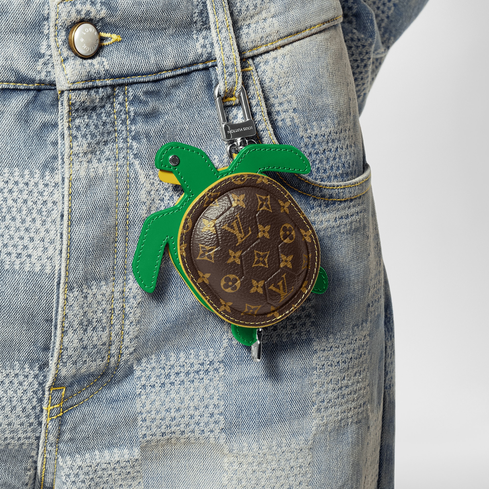 Charm per borse LV Turtle Pouch S00 Uomo Accessori Portachiavi e Charms per Borse | LOUIS VUITTON (Zoom prodotto)