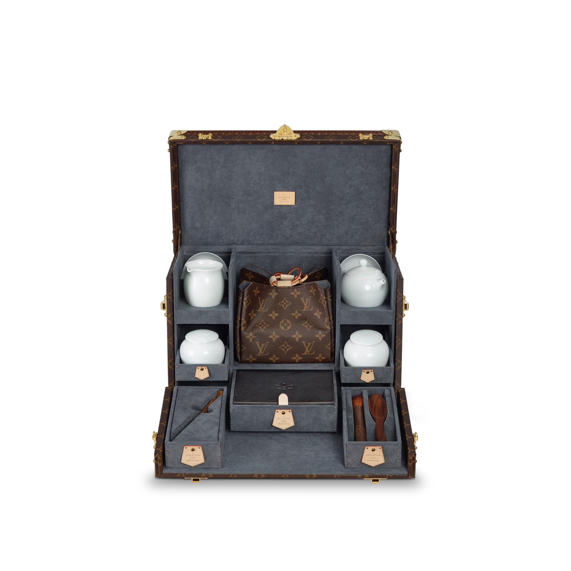 Cofanetto per il tè Tela Monogram Bauli, Viaggio e Casa Bauli e Contenitori Coffret | LOUIS VUITTON (Zoom prodotto)