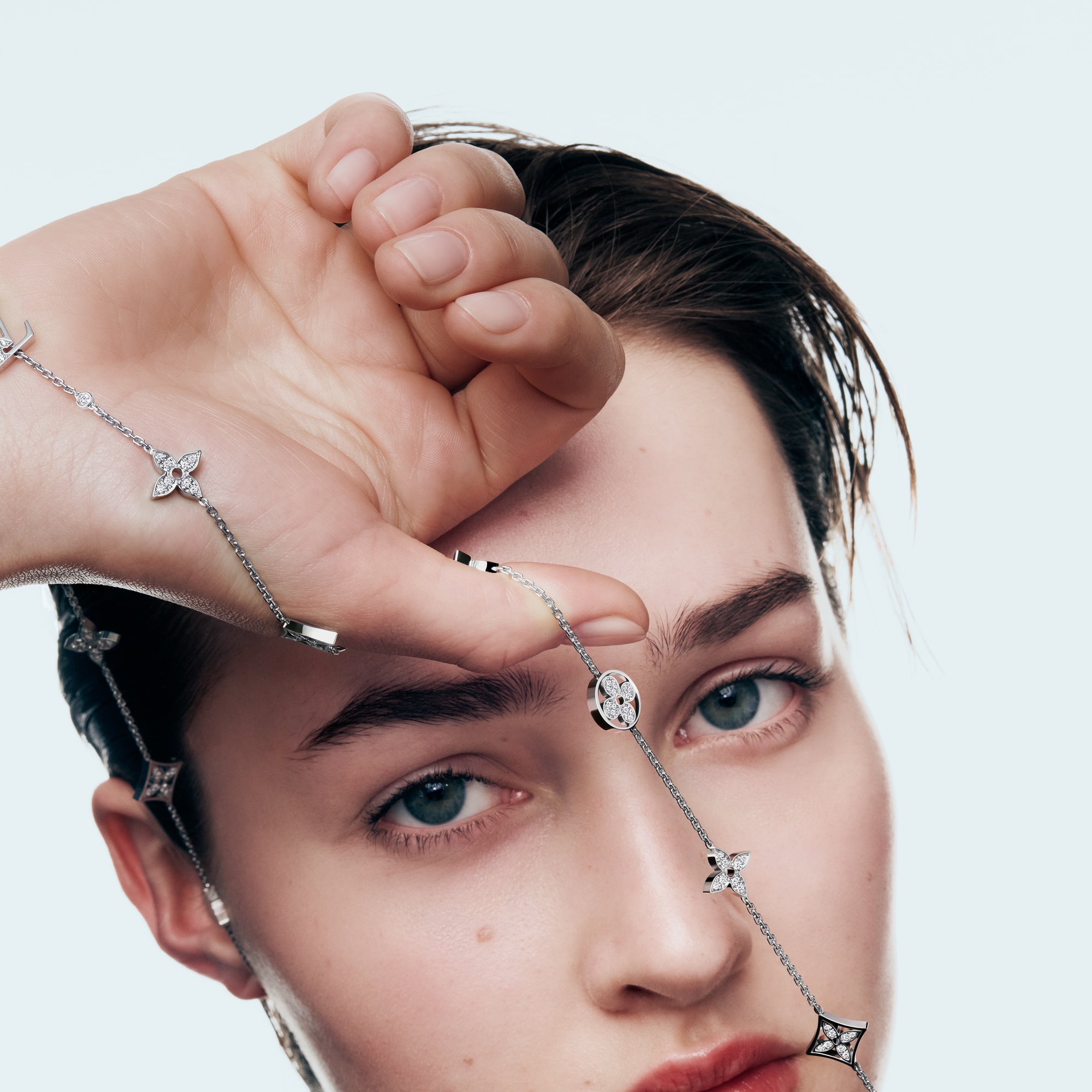 Collana lunga Idylle Blossom con motivo multiplo, oro bianco e diamanti  Gioielli Categorie Collane e Ciondoli | LOUIS VUITTON (Zoom prodotto)