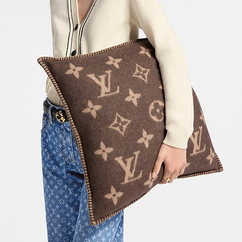 Cuscino Neo Monogram cropped worn view
