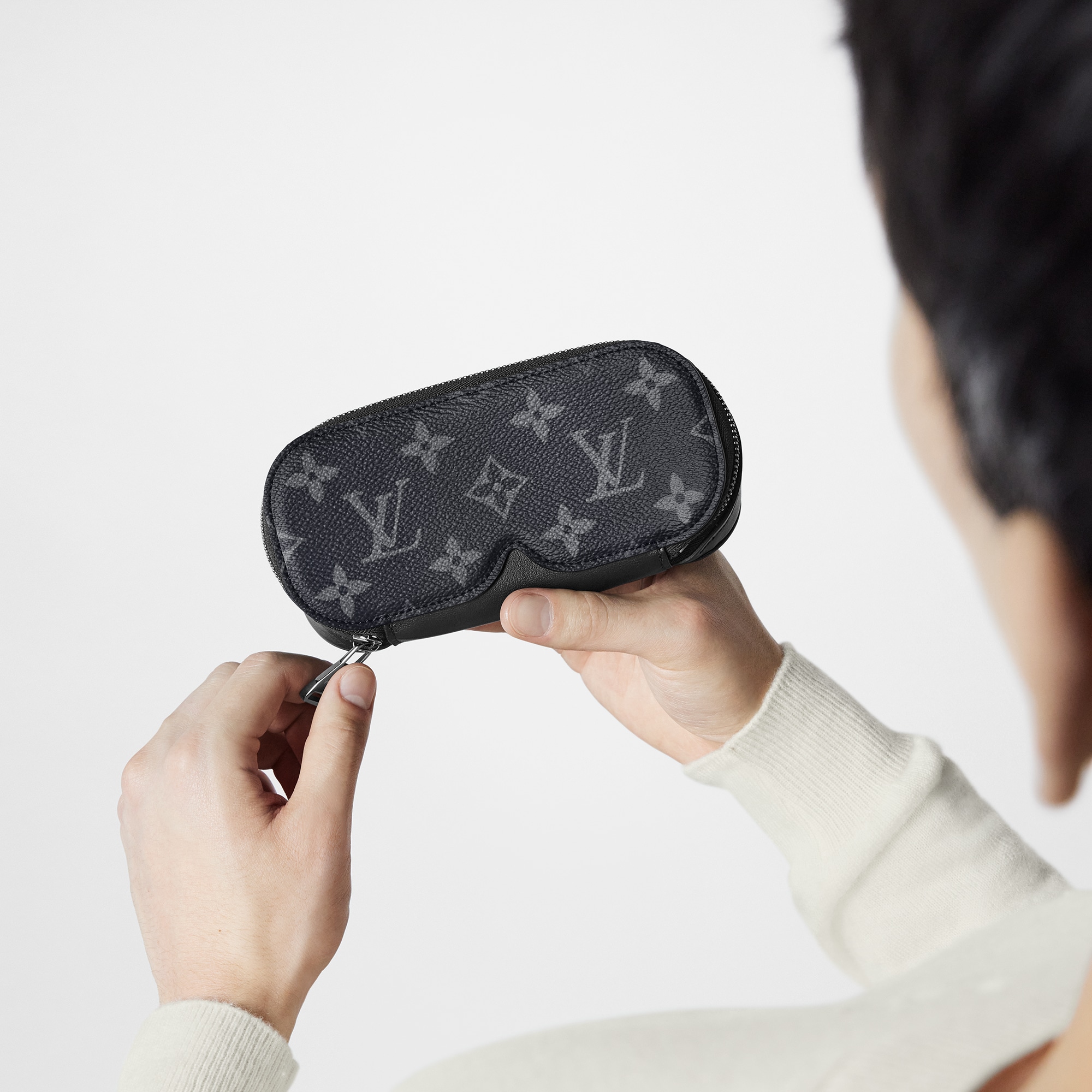 Custodia per occhiali da sole GM Tela Monogram Eclipse Bauli, Viaggio e Casa Sport e Giochi } | LOUIS VUITTON (Zoom prodotto)