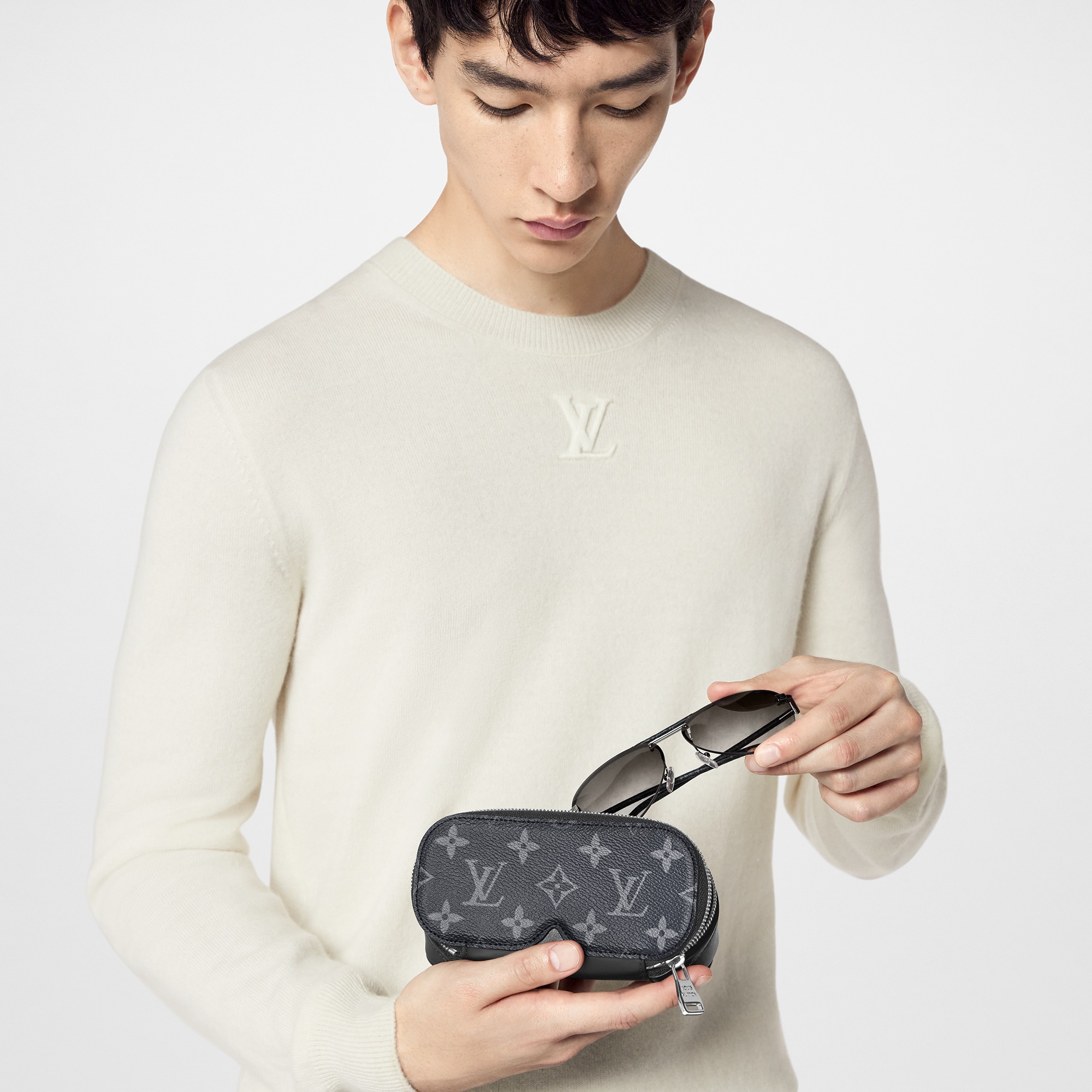 Custodia per occhiali da sole GM Tela Monogram Eclipse Bauli, Viaggio e Casa Sport e Giochi } | LOUIS VUITTON (Zoom prodotto)