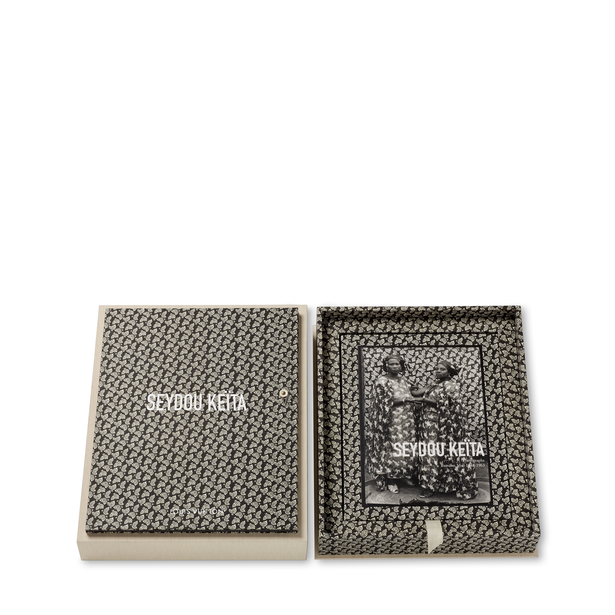Edizione per collezionisti del libro di Seydou Keïta  Bauli, Viaggio e Casa Libri Libri dalla copertina rigida | LOUIS VUITTON (Zoom prodotto)