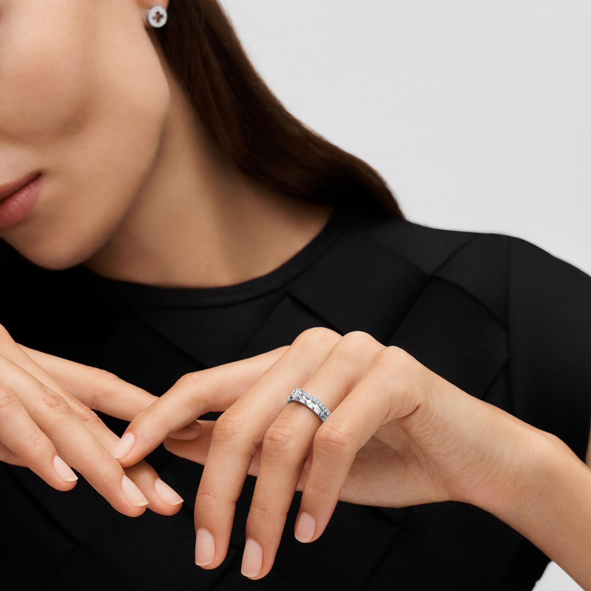 Fede nuziale Eternity, oro bianco e diamanti  Gioielli Categorie Tutta la Gioielleria | LOUIS VUITTON (Zoom prodotto)