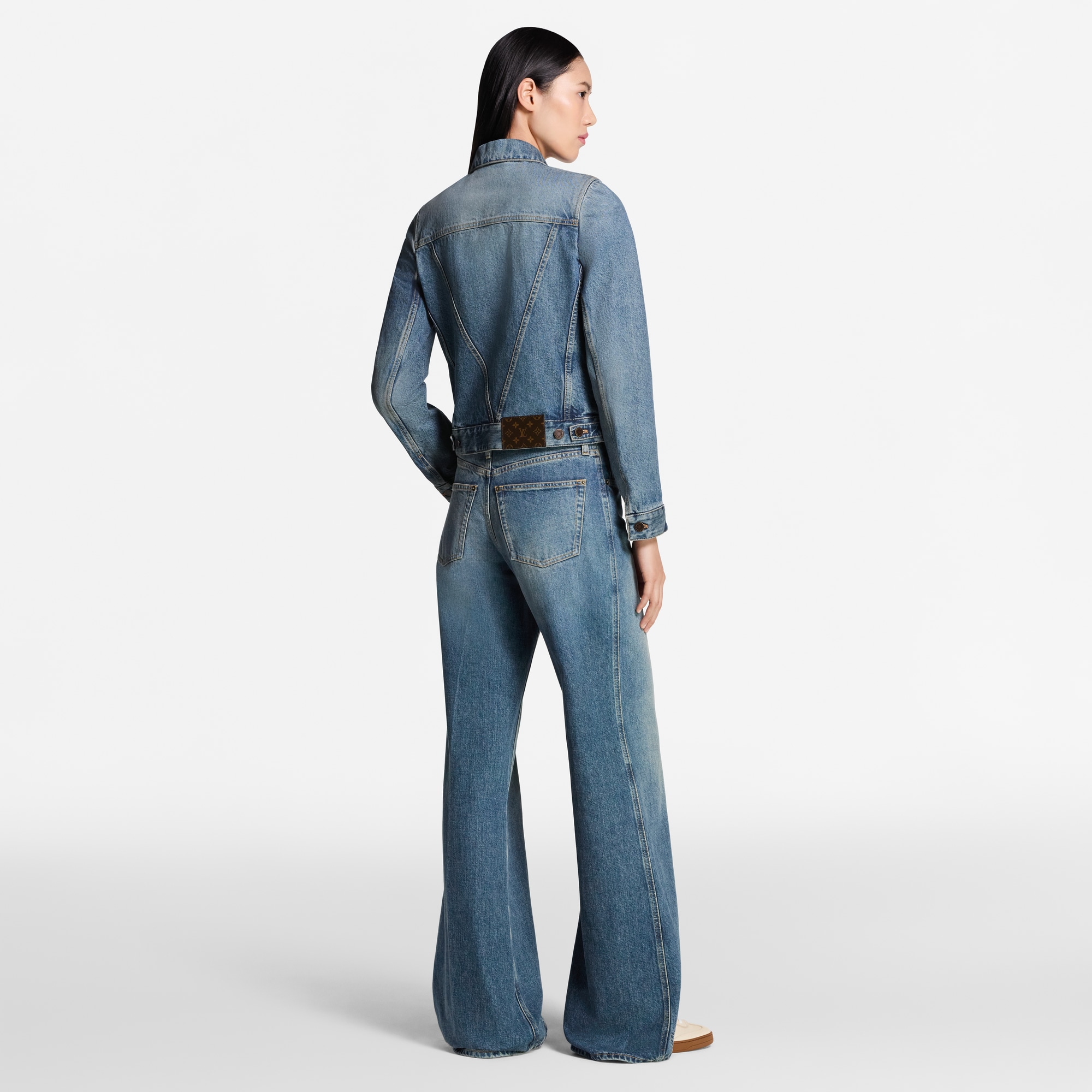 Giacca in denim con applicazione di iniziali LV  Donna Abbigliamento Cappotti e Giacche | LOUIS VUITTON (Zoom prodotto)