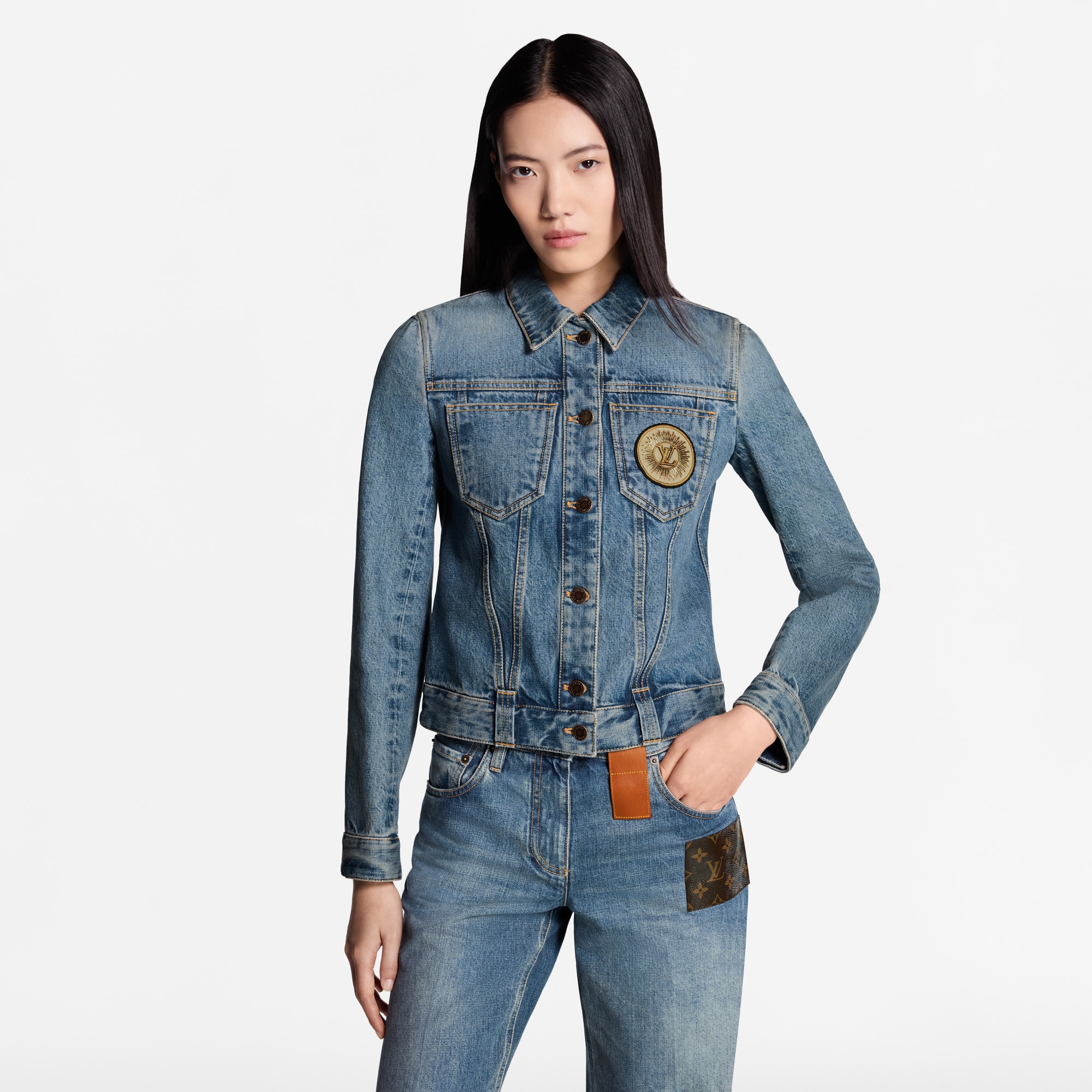 Giacca in denim con applicazione di iniziali LV  Donna Abbigliamento Cappotti e Giacche | LOUIS VUITTON (Zoom prodotto)