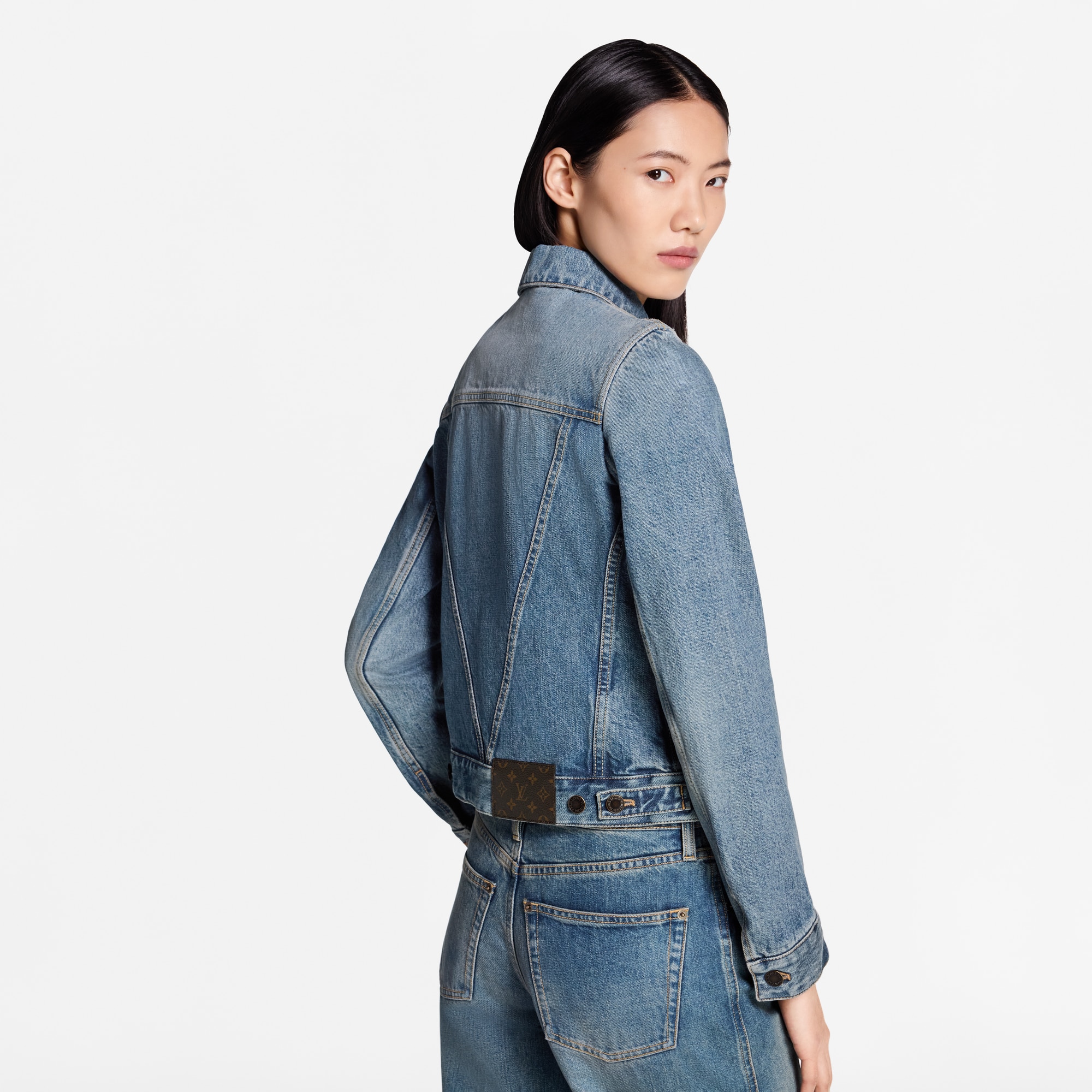 Giacca in denim con applicazione di iniziali LV  Donna Abbigliamento Cappotti e Giacche | LOUIS VUITTON (Zoom prodotto)