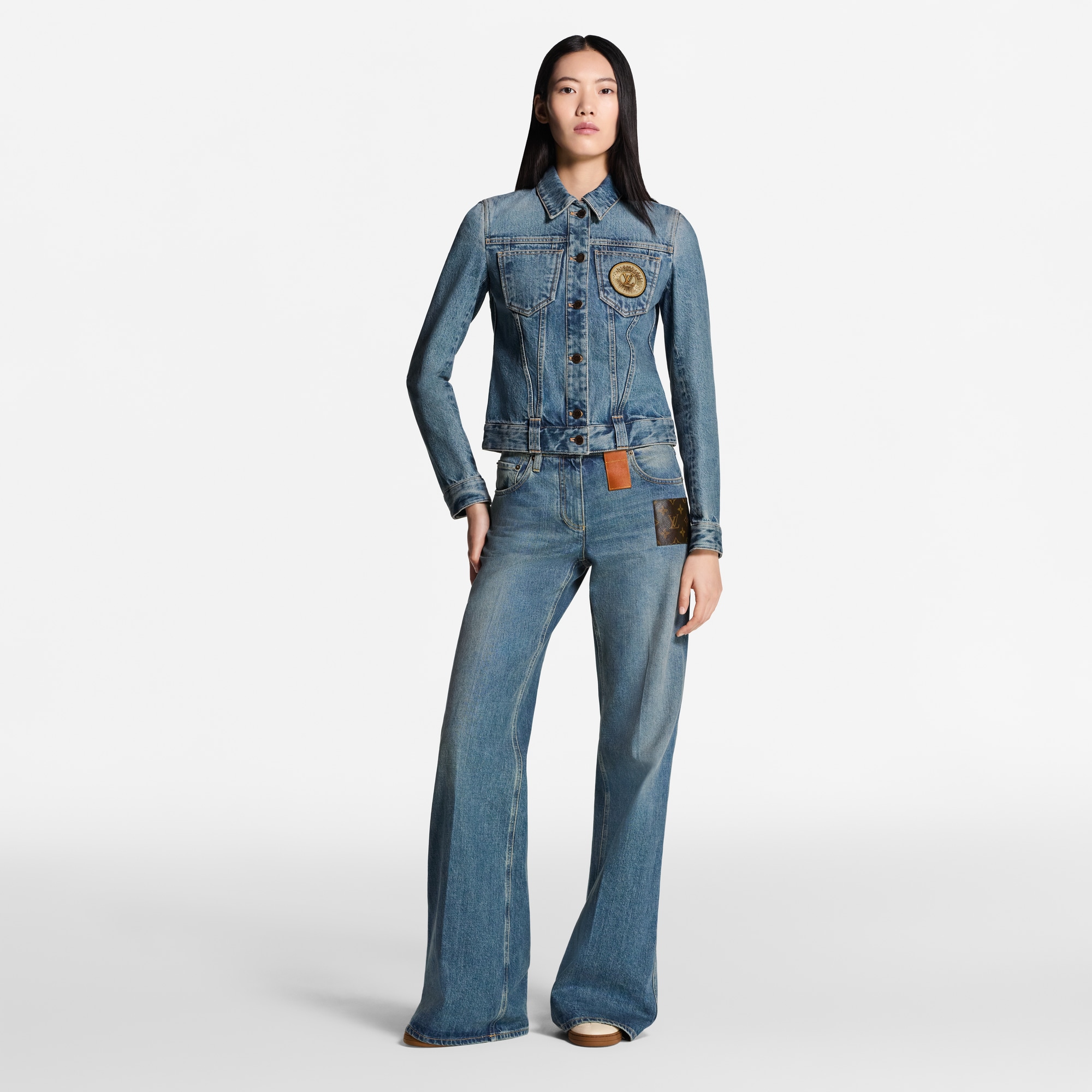 Giacca in denim con applicazione di iniziali LV  Donna Abbigliamento Cappotti e Giacche | LOUIS VUITTON (Zoom prodotto)