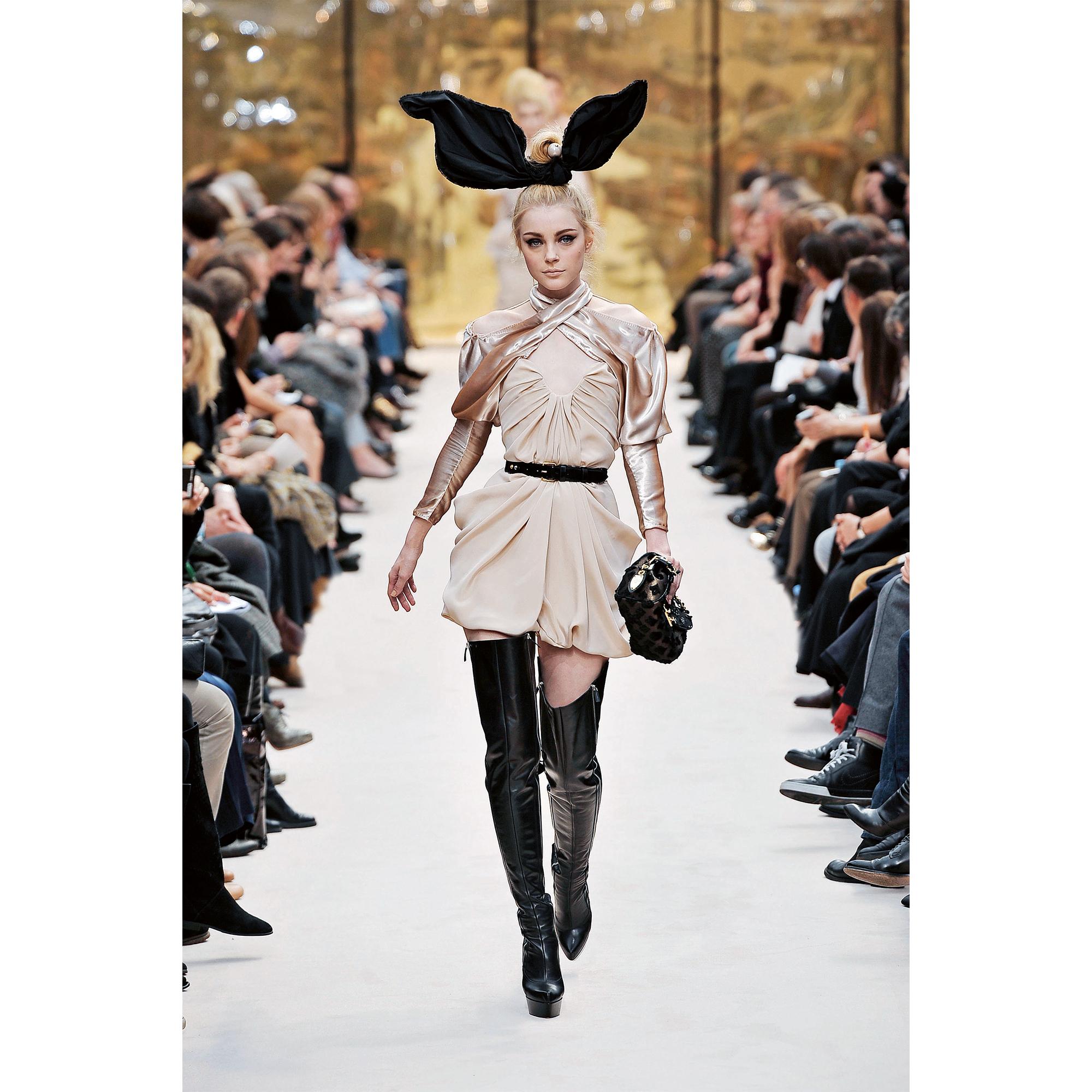 Louis Vuitton Catwalk  Bauli, Viaggio e Casa Libri Libri dalla copertina rigida | LOUIS VUITTON (Zoom prodotto)