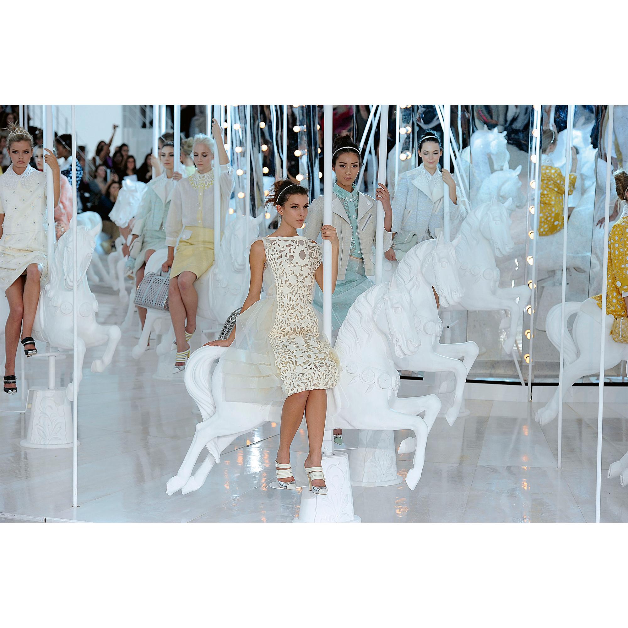 Louis Vuitton Catwalk  Bauli, Viaggio e Casa Libri Libri dalla copertina rigida | LOUIS VUITTON (Zoom prodotto)