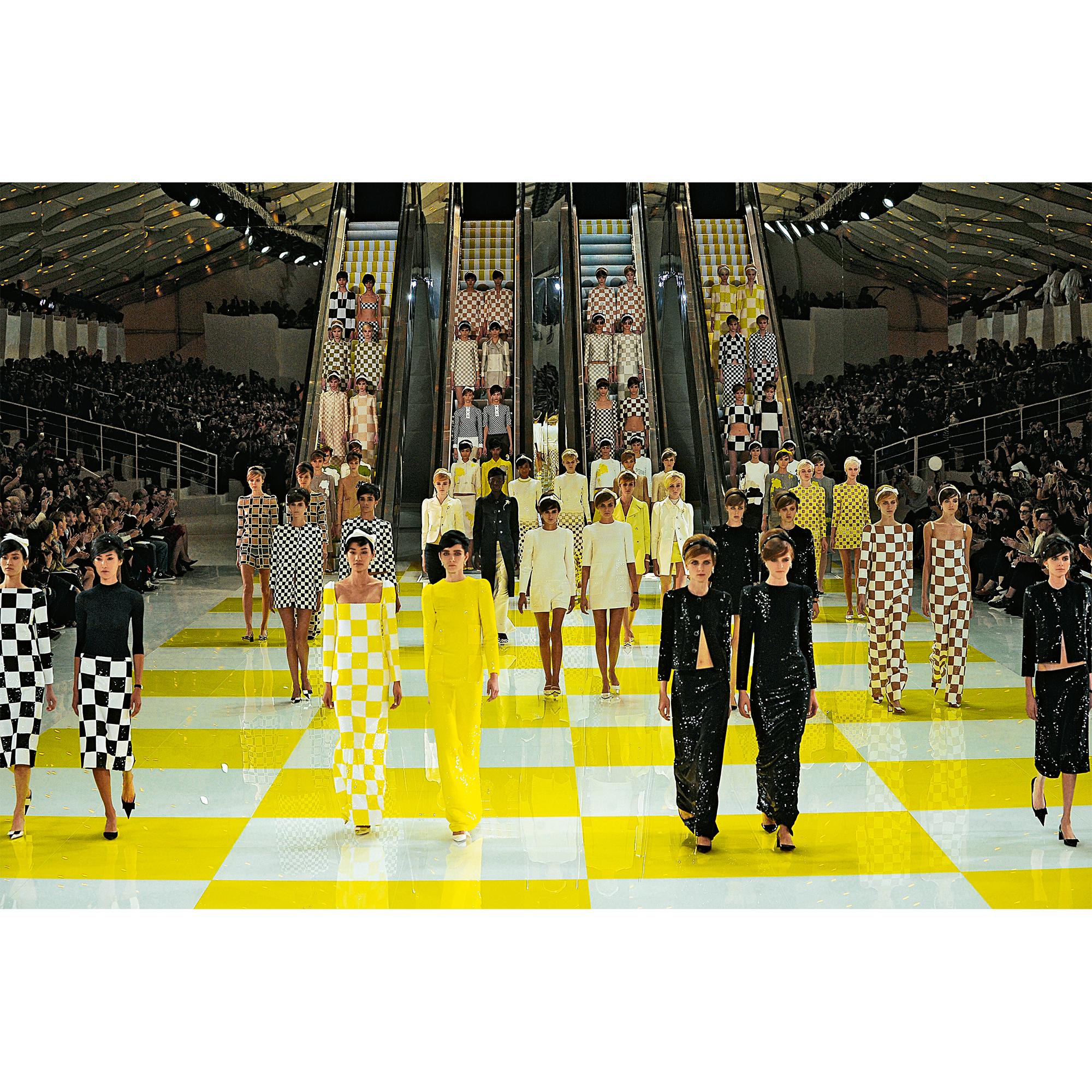 Louis Vuitton Catwalk  Bauli, Viaggio e Casa Libri Libri dalla copertina rigida | LOUIS VUITTON (Zoom prodotto)