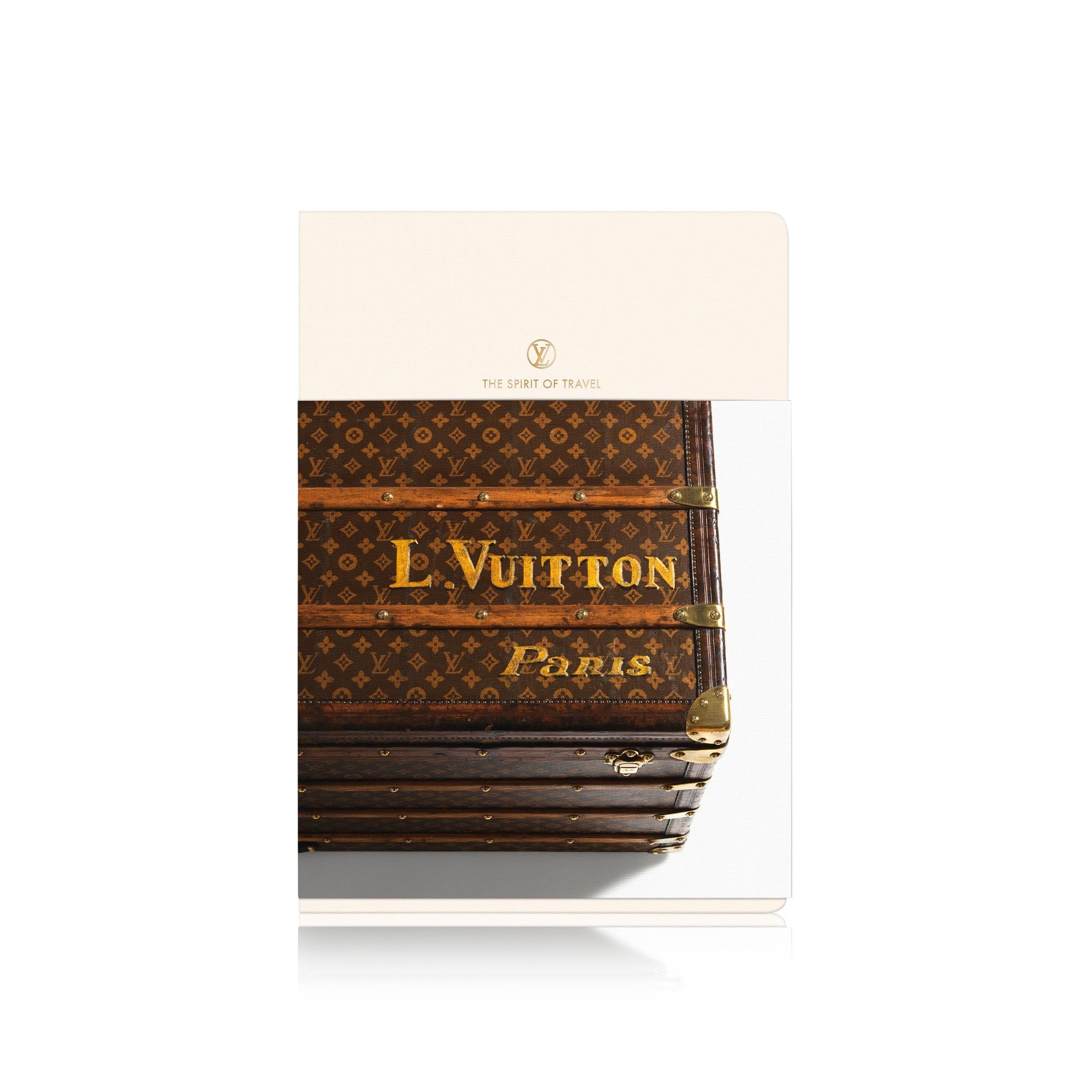 Louis Vuitton, The Spirit of Travel  Bauli, Viaggio e Casa Libri Libri dalla copertina rigida | LOUIS VUITTON (Zoom prodotto)
