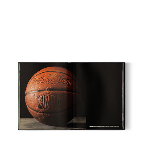 Louis Vuitton Trophies Bauli, Viaggio e Casa Libri Libri dalla copertina rigida | LOUIS VUITTON (Zoom prodotto)