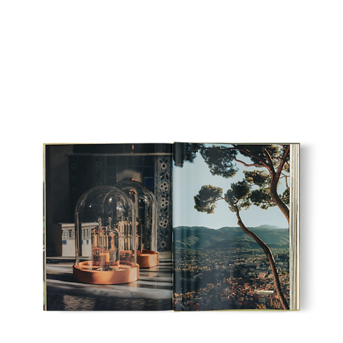 Louis Vuitton: A Perfume Atlas, Versione francese Bauli, Viaggio e Casa Libri Libri dalla copertina rigida | LOUIS VUITTON (Zoom prodotto)