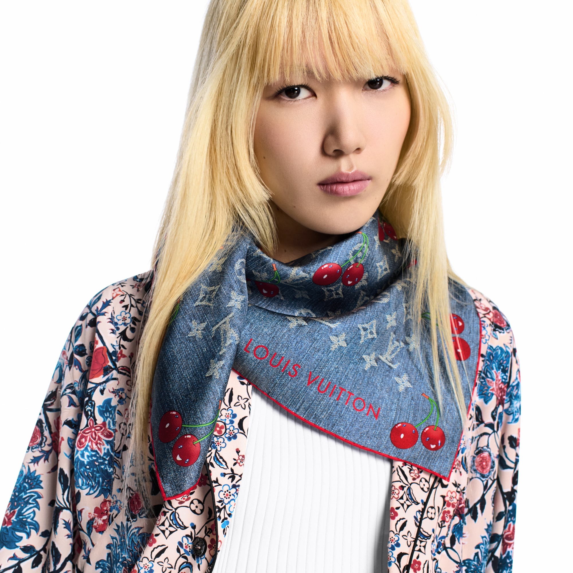 LV x TM Foulard Denim Cerise 90 S00 Donna Accessori Foulard in seta e Bandeaux | LOUIS VUITTON (Zoom prodotto)